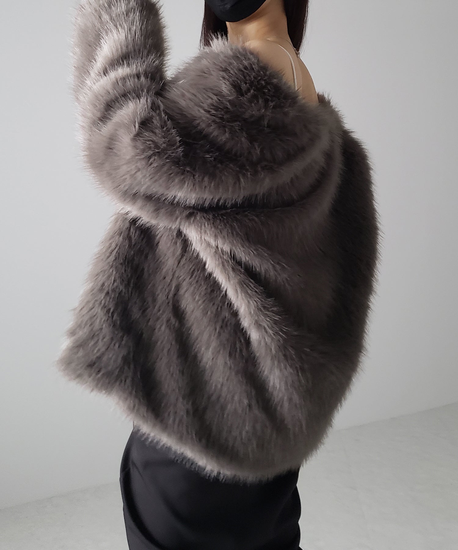 ノーカラーボリュームフェイクファーコート