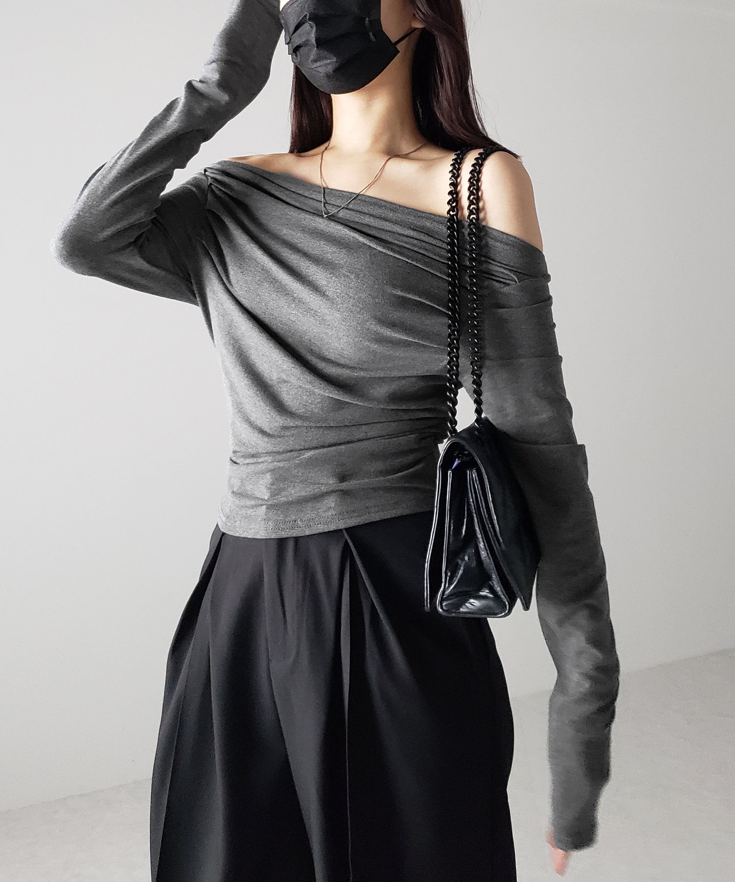 タックデザインドレープオフショルダートップス