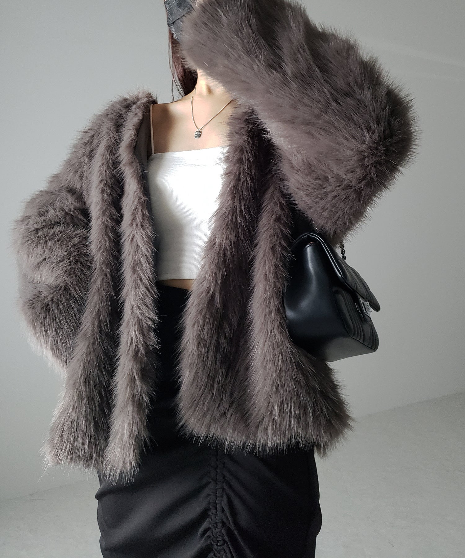 ノーカラーボリュームフェイクファーコート