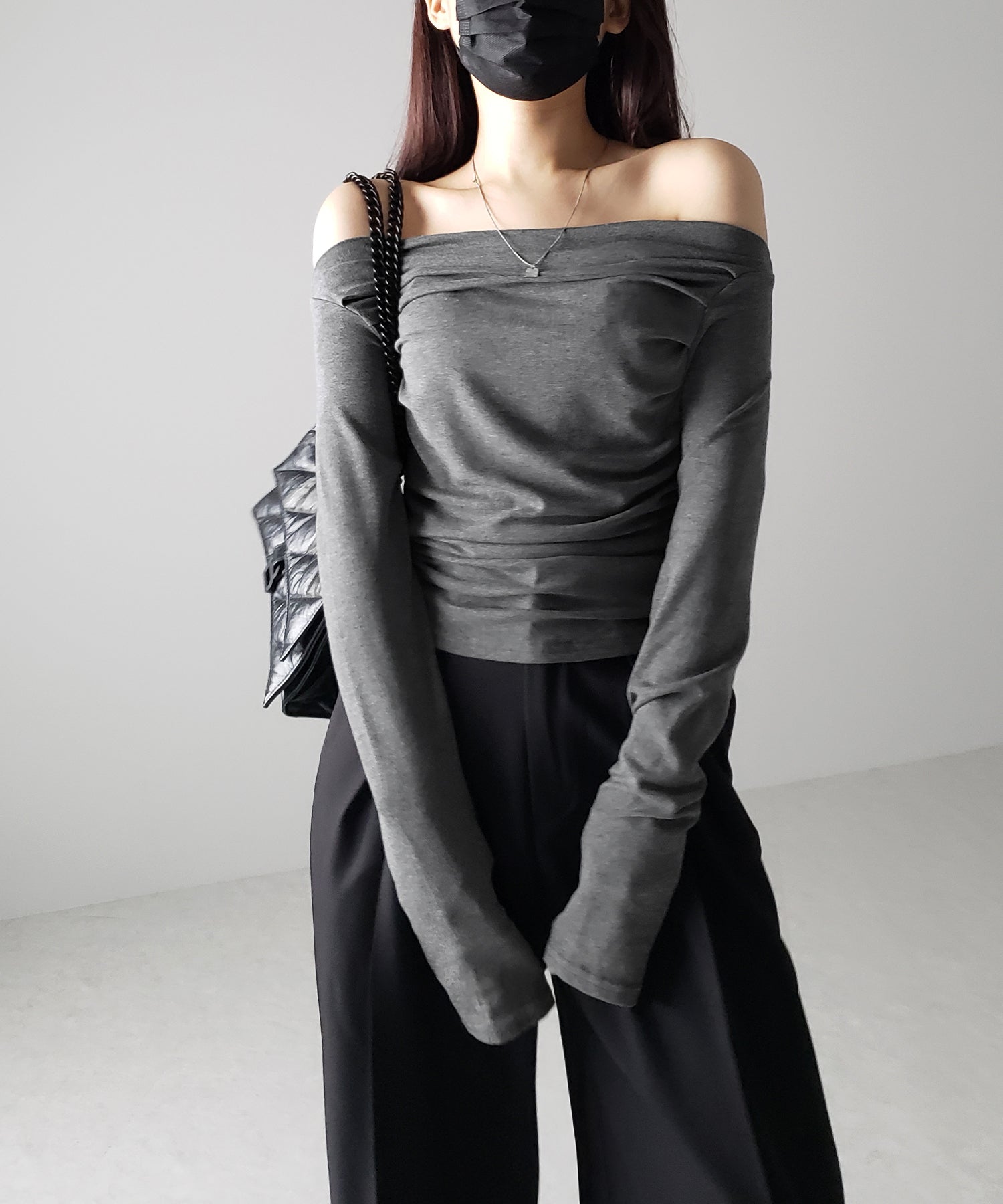 タックデザインドレープオフショルダートップス