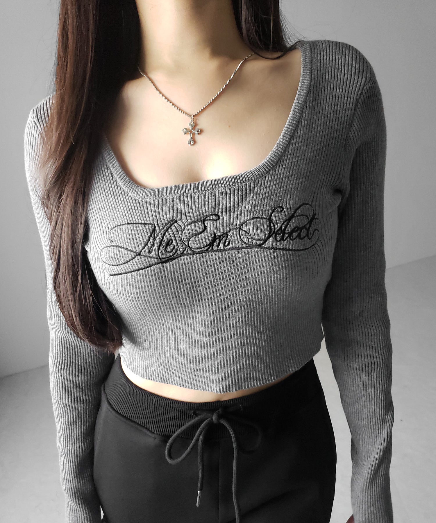 レタリングロゴ刺繍スクエアネックショートリブニットトップス / lettering logo embroidery square neck short rib knit tops
