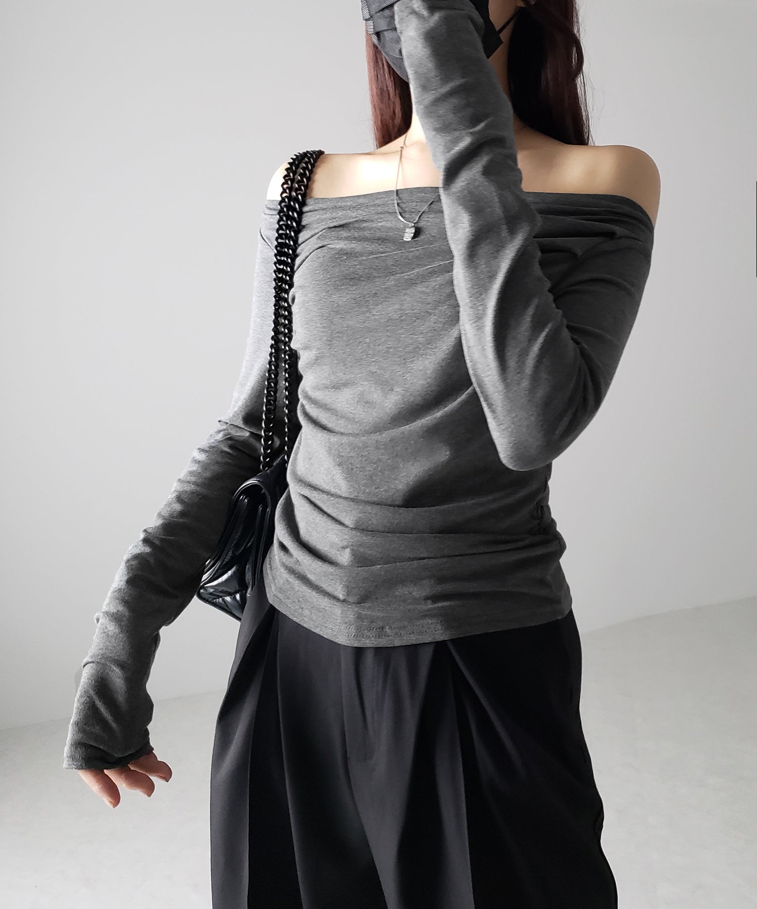 タックデザインドレープオフショルダートップス