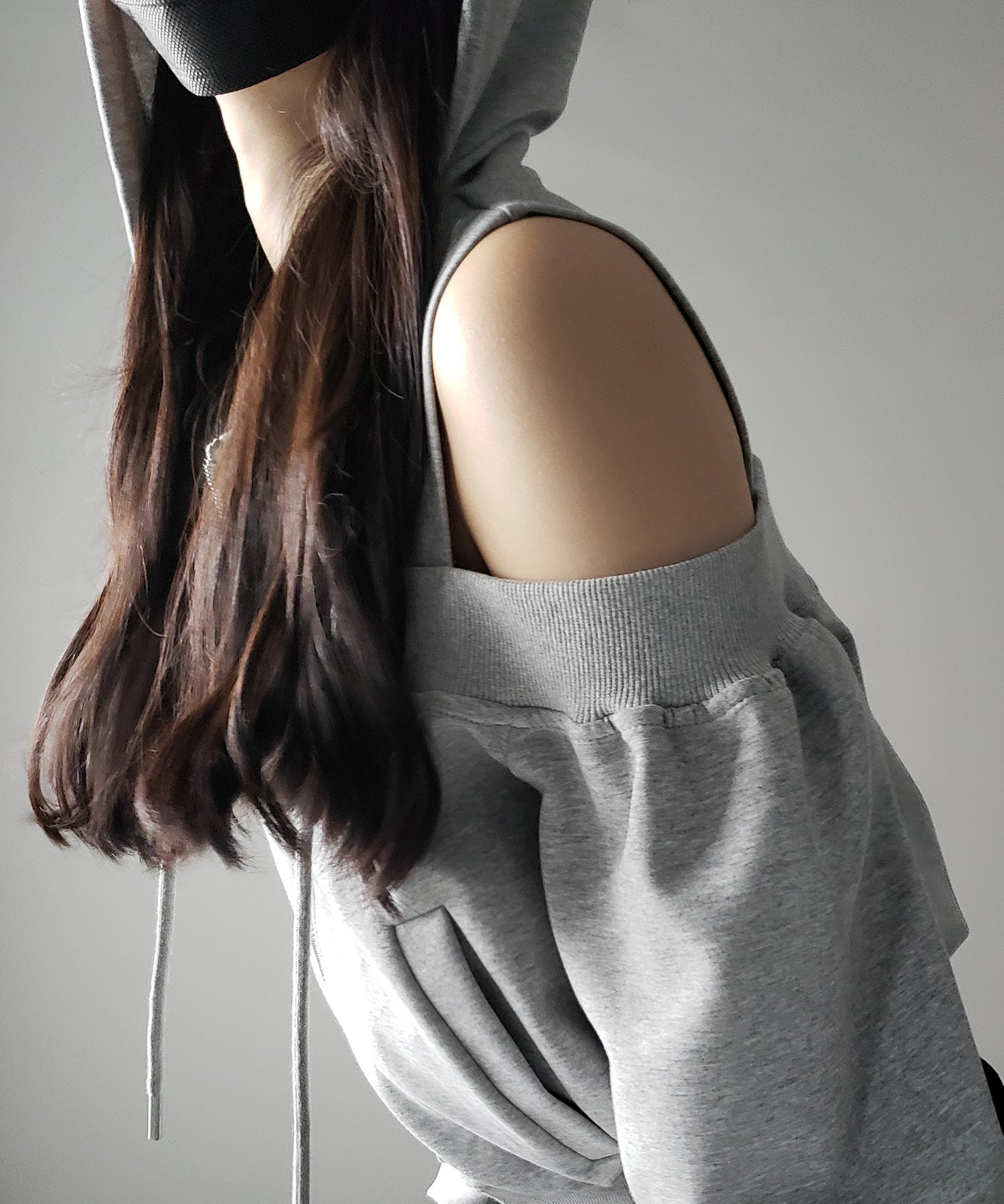 オープンショルダーカットアウトジップアップパーカー / open shoulder cut out zip up hoodie