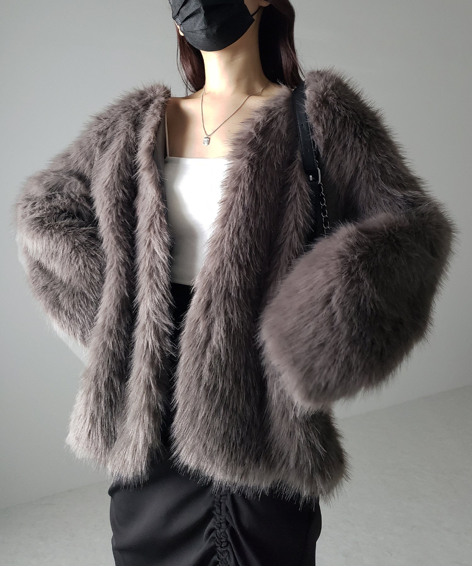 ノーカラーボリュームフェイクファーコート