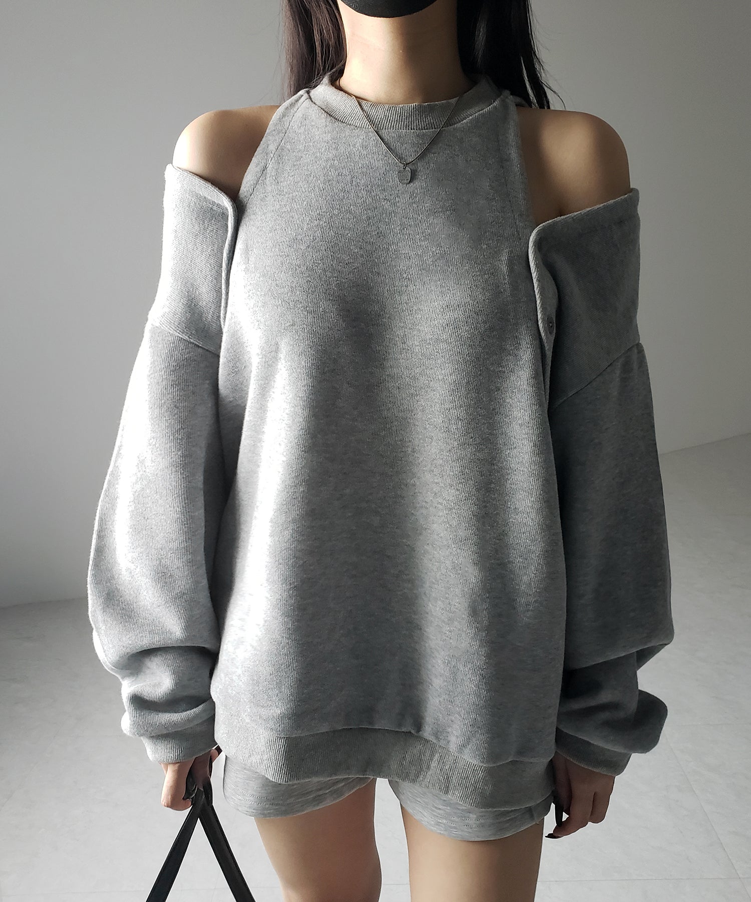 オープンショルダーカットアウトオーバースウェット / open shoulder cutout over sweat