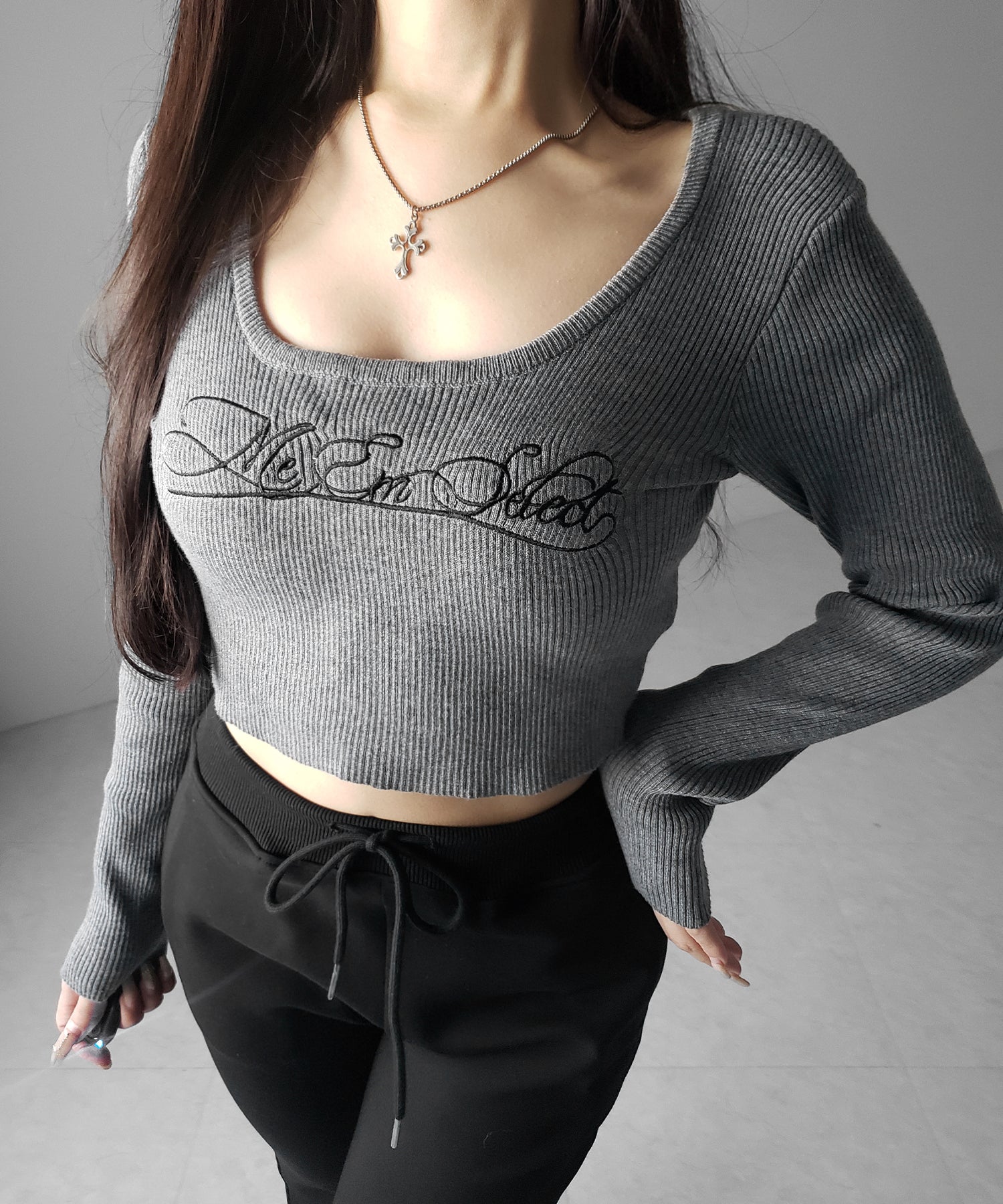 レタリングロゴ刺繍スクエアネックショートリブニットトップス / lettering logo embroidery square neck short rib knit tops