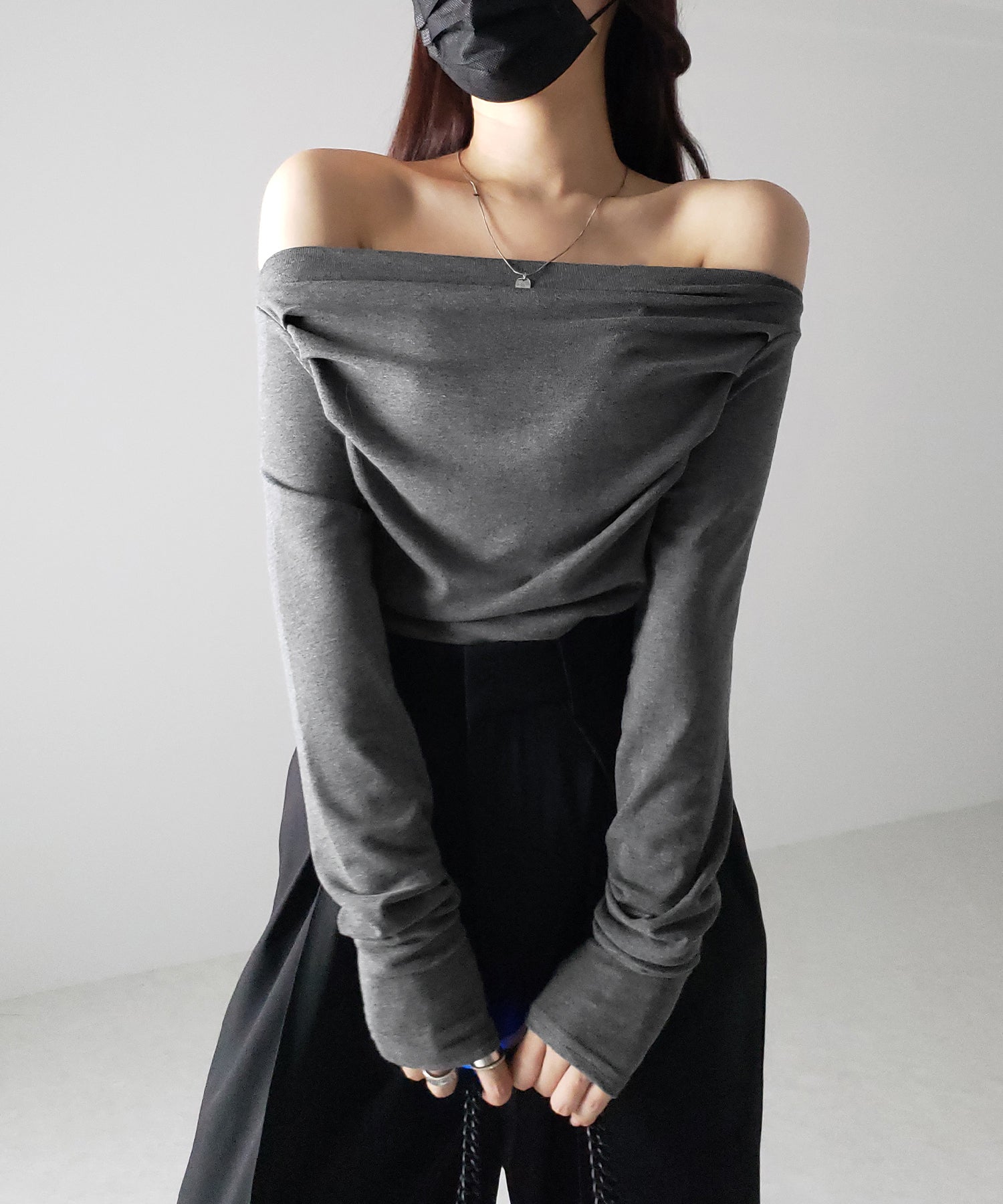 タックデザインドレープオフショルダートップス