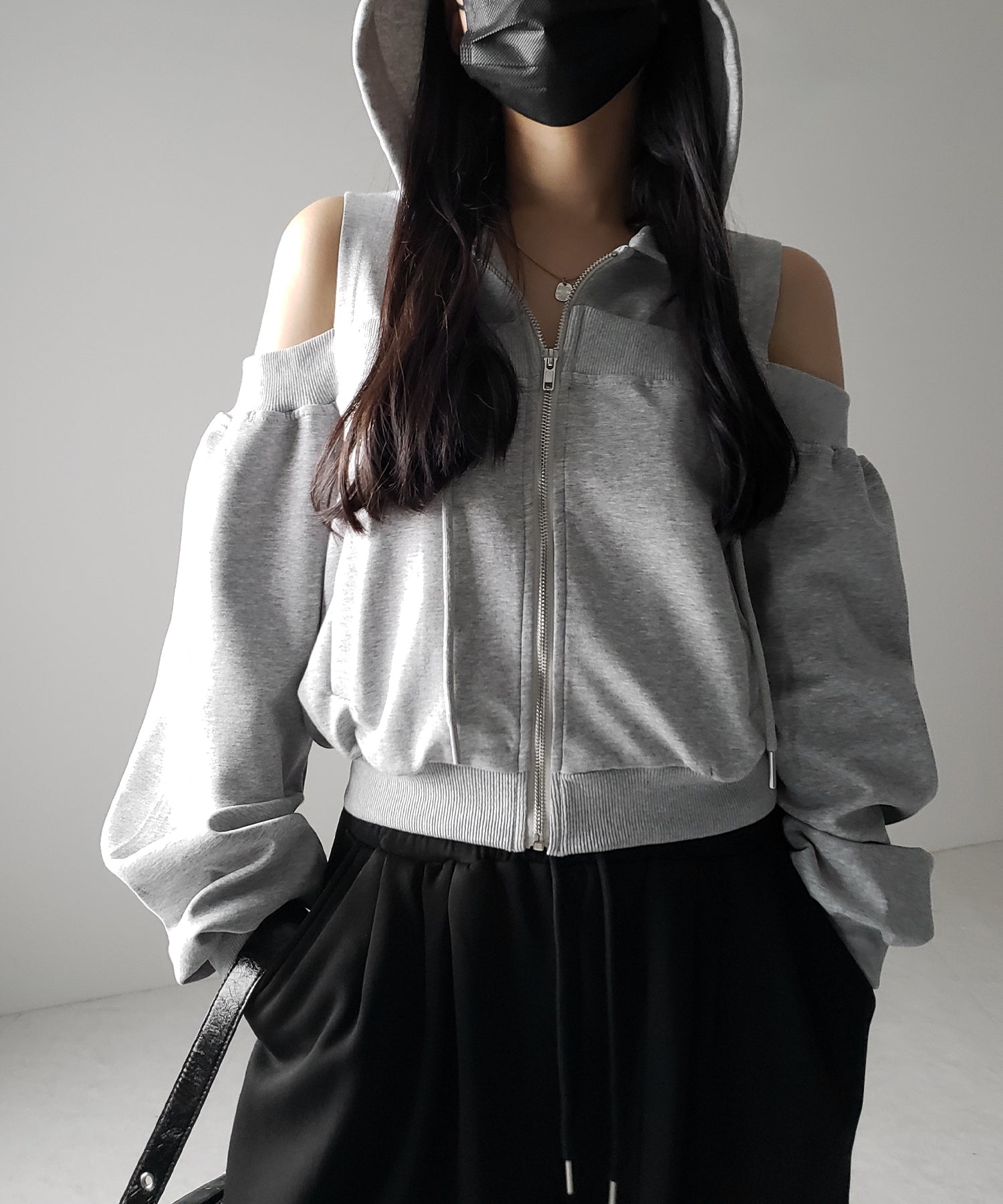 オープンショルダーカットアウトジップアップパーカー / open shoulder cut out zip up hoodie