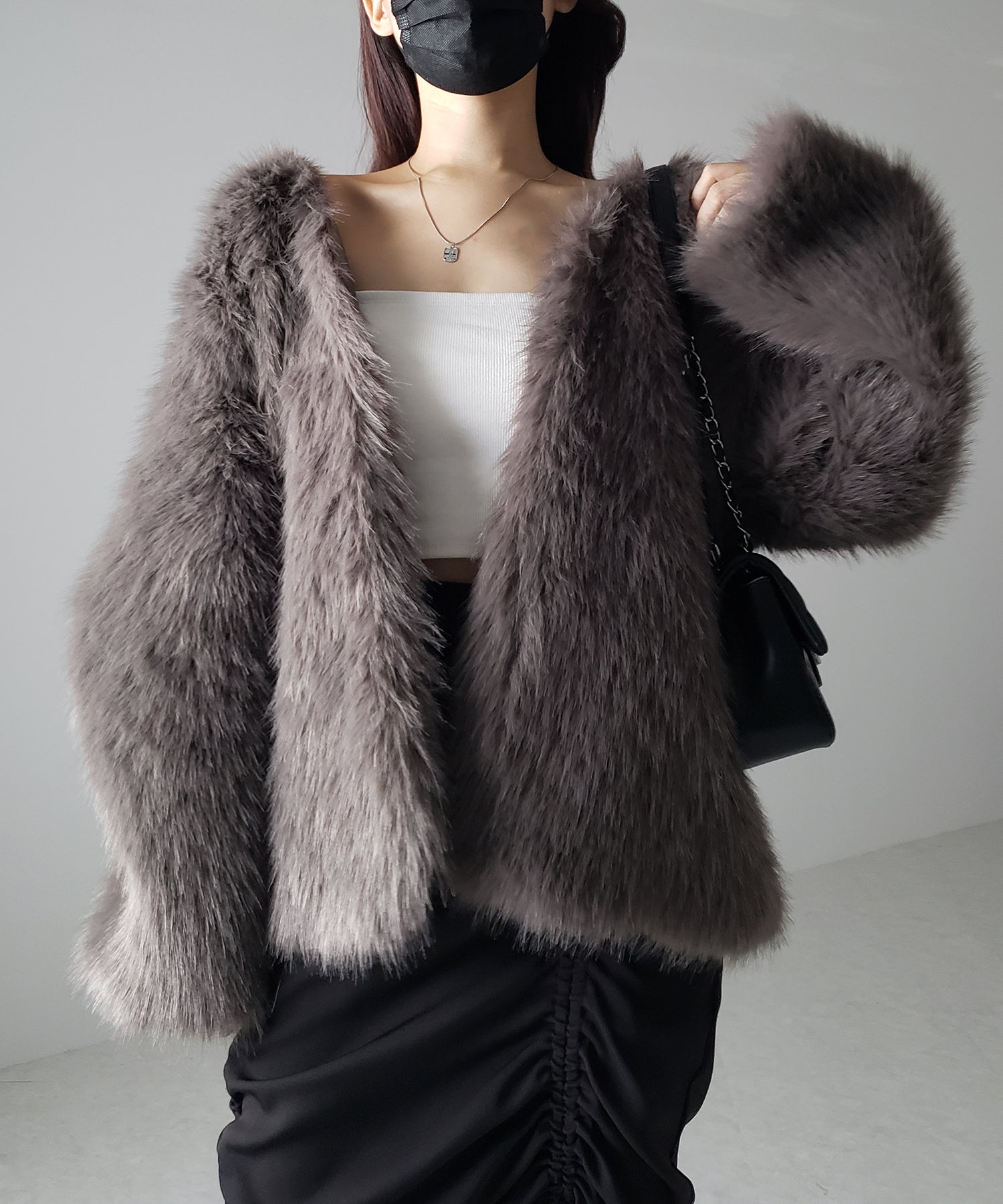 ノーカラーボリュームフェイクファーコート