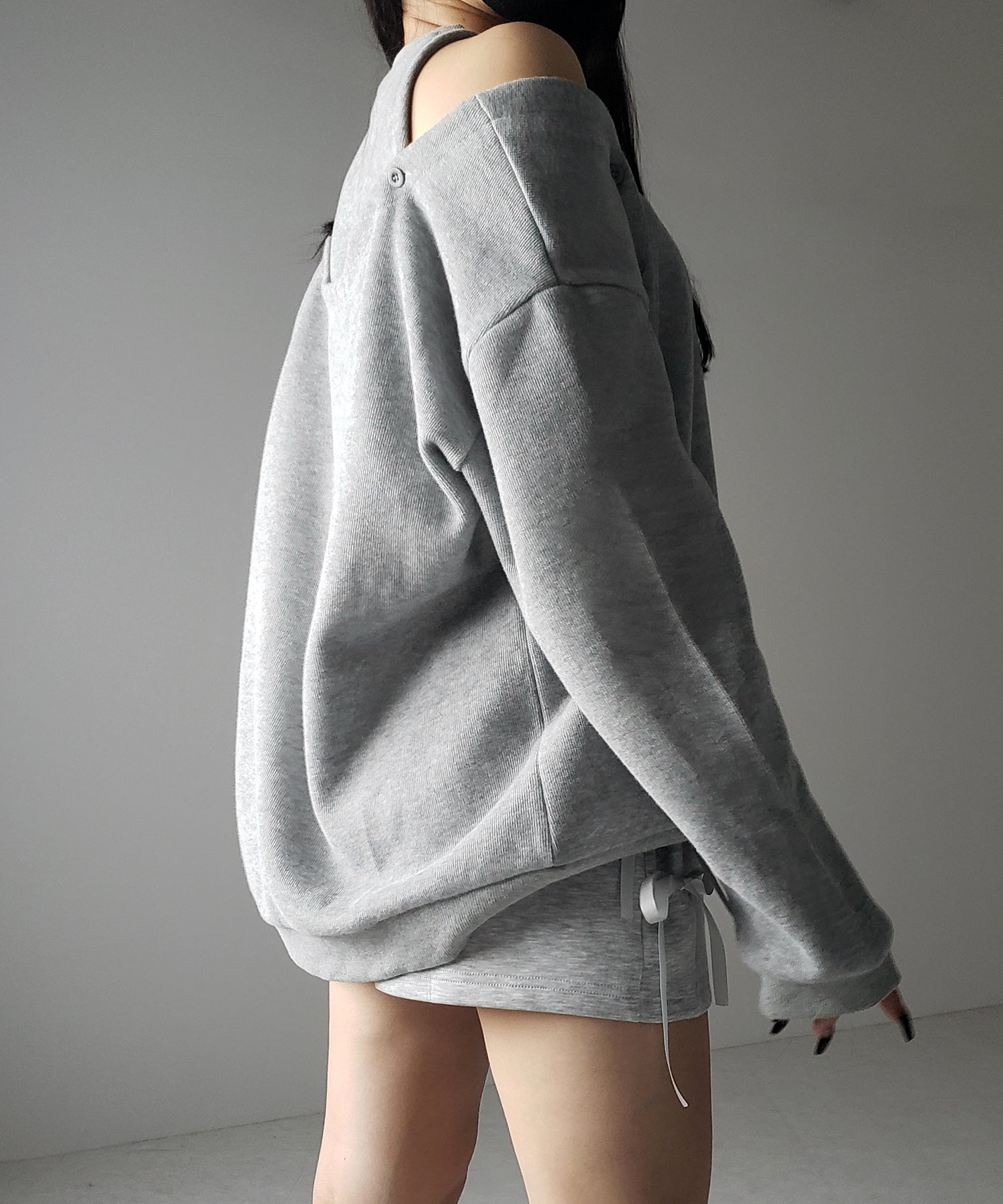 オープンショルダーカットアウトオーバースウェット / open shoulder cutout over sweat