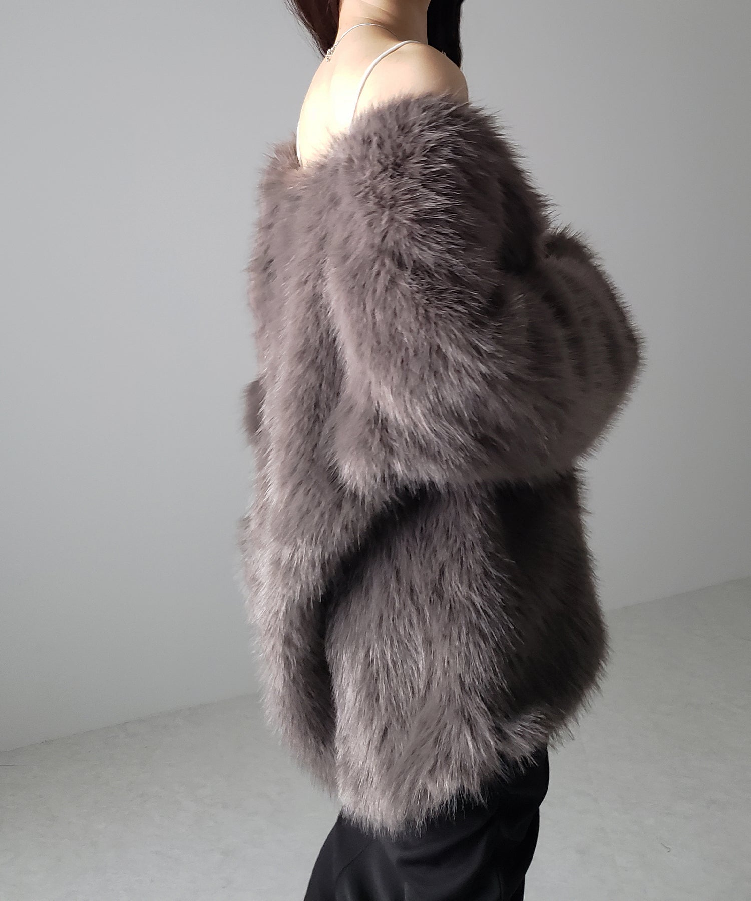 ノーカラーボリュームフェイクファーコート