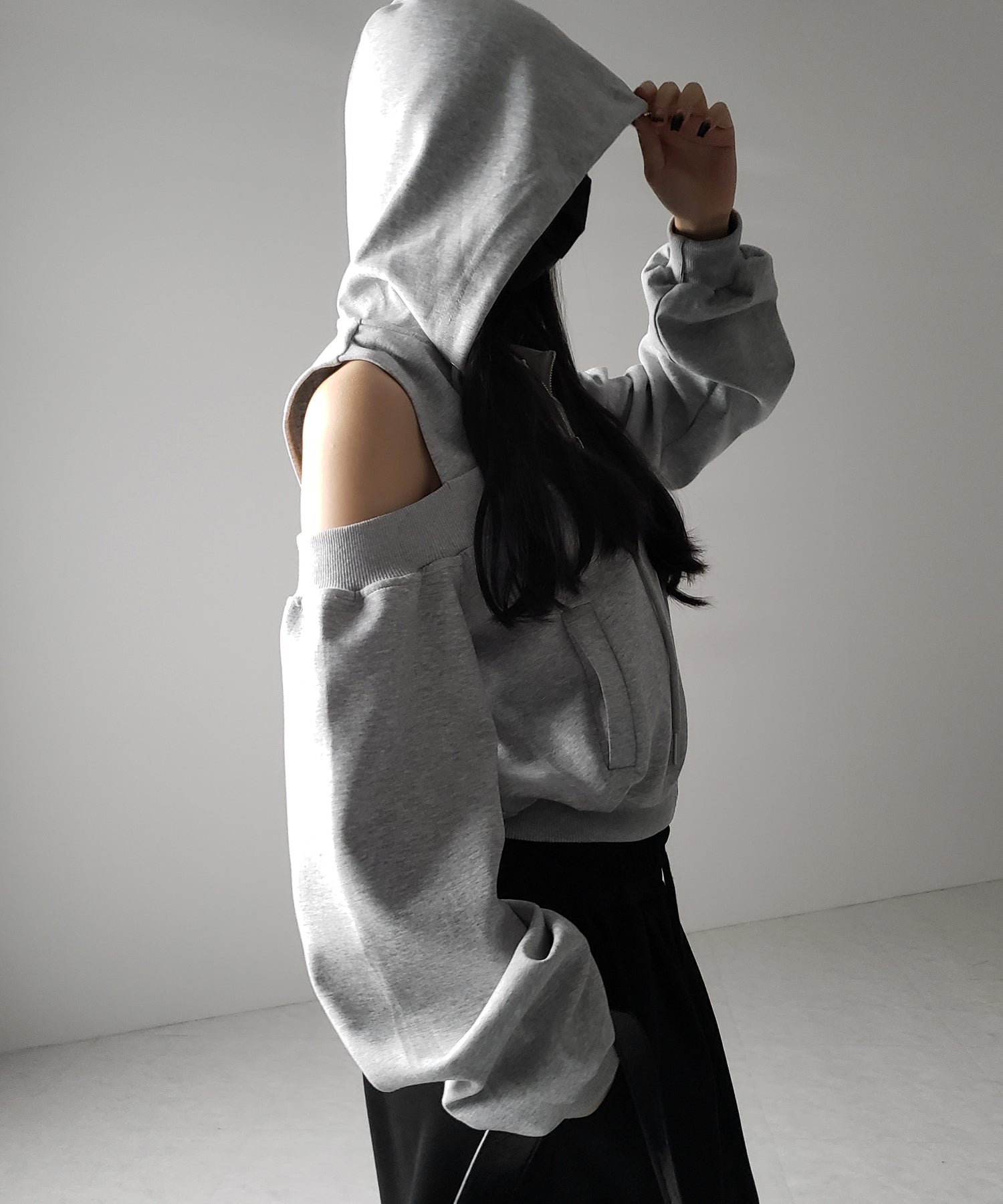オープンショルダーカットアウトジップアップパーカー / open shoulder cut out zip up hoodie