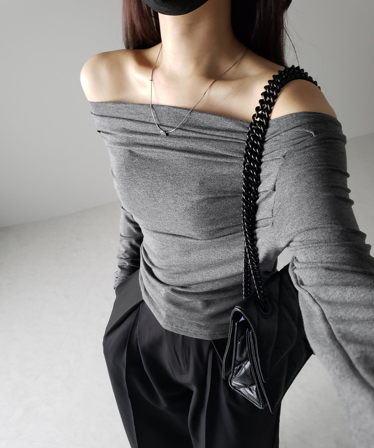 タックデザインドレープオフショルダートップス