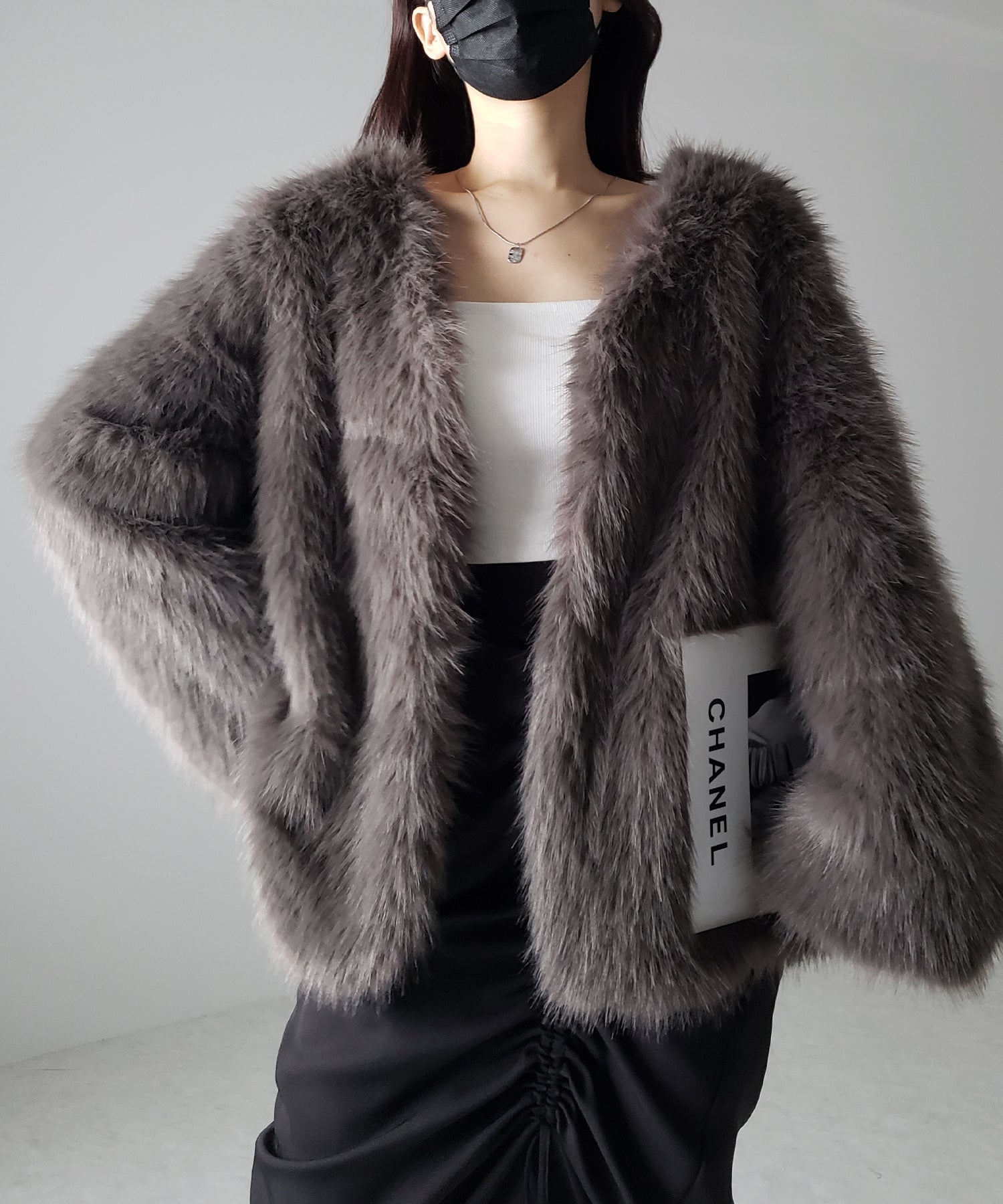 ノーカラーボリュームフェイクファーコート