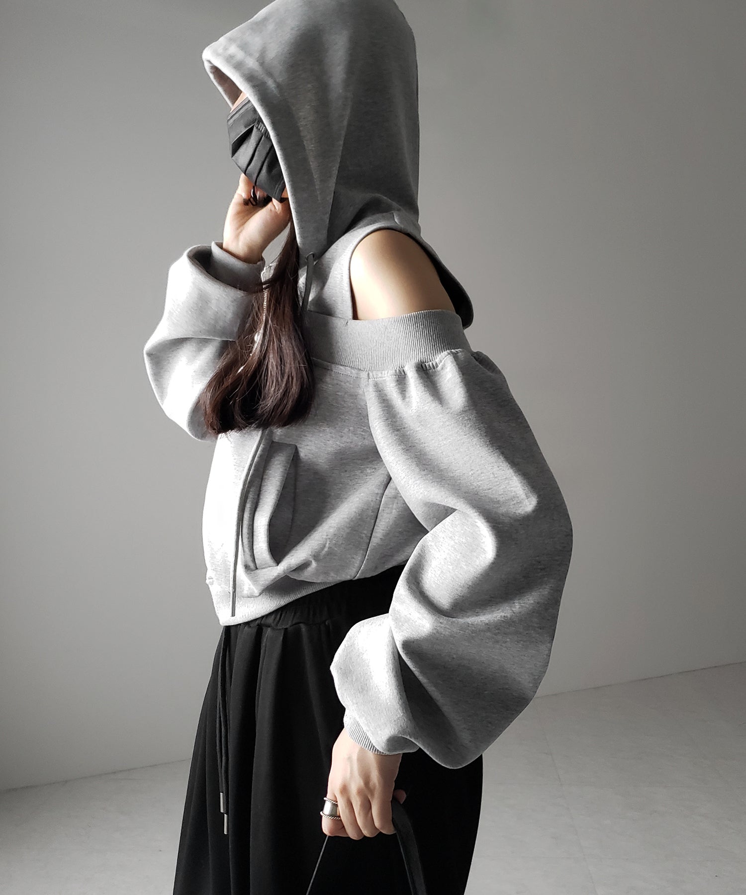 オープンショルダーカットアウトジップアップパーカー / open shoulder cut out zip up hoodie