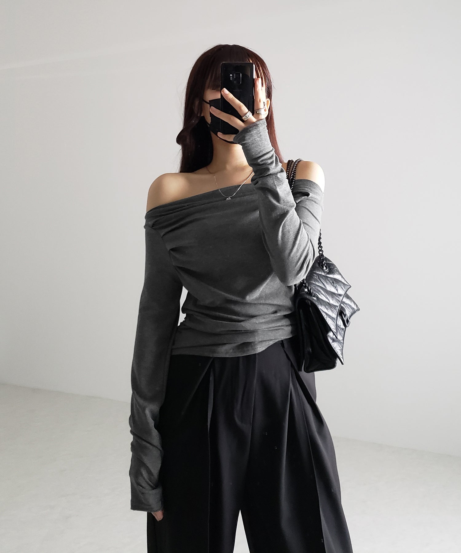 タックデザインドレープオフショルダートップス