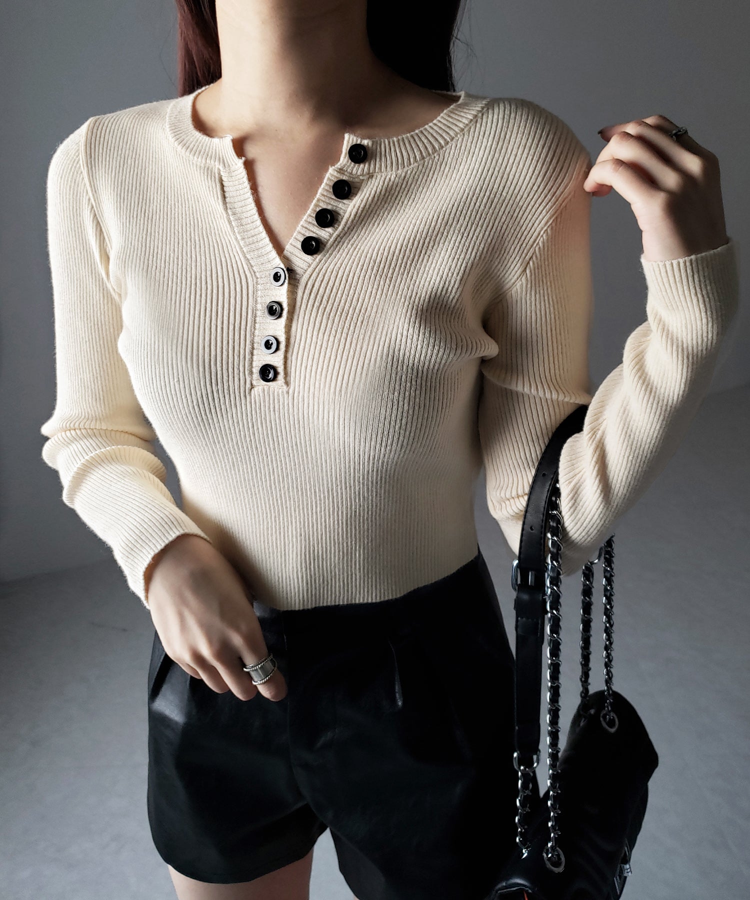 キーネックボタンデザインクロップドリブニット