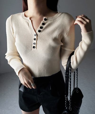 キーネックボタンデザインクロップドリブニット
