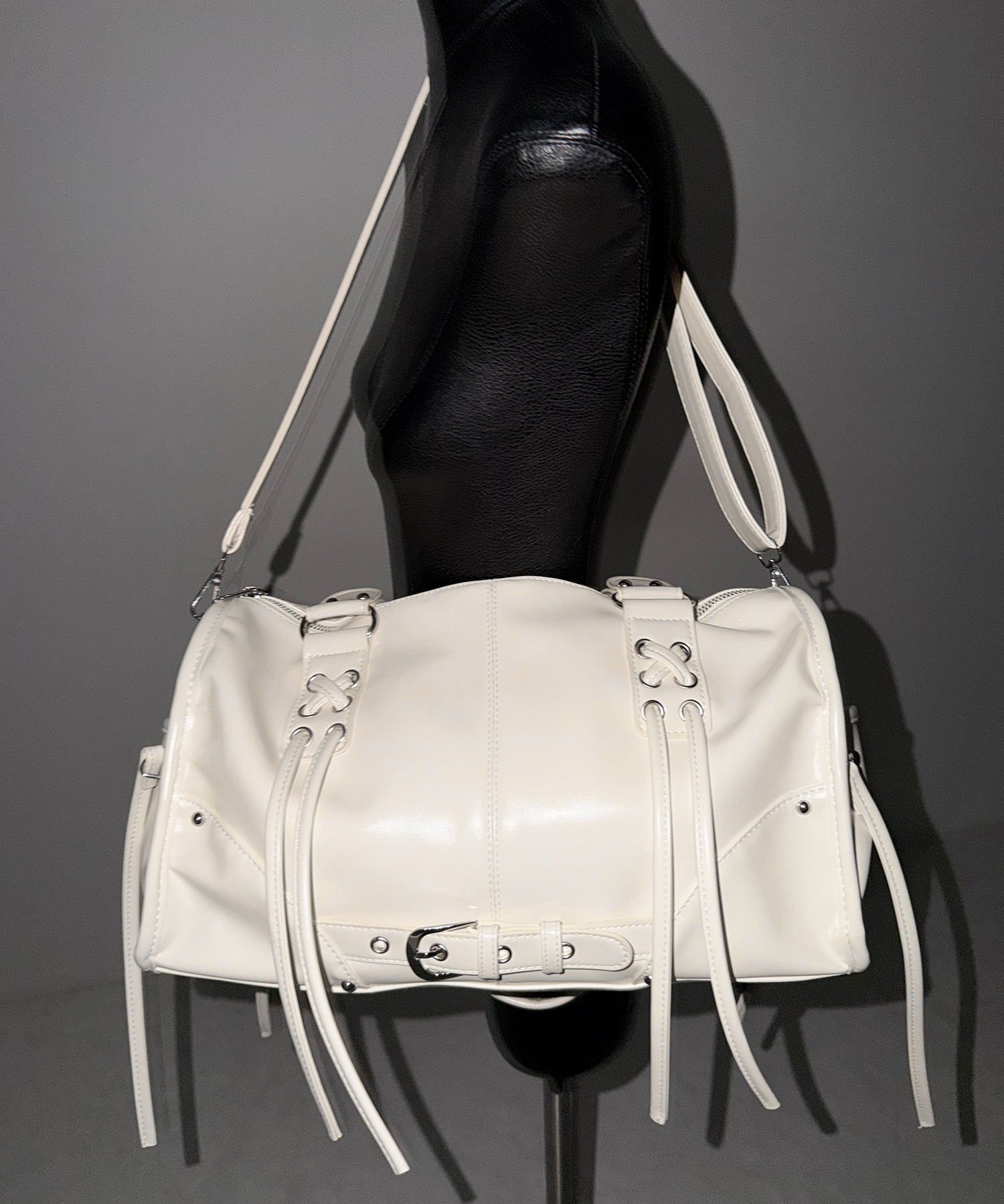 【 ショルダーストラップ付き2WAY 】レースアップベルテッドフリンジボストンショルダーバッグ/lace up belted fringe boston shoulder bag
