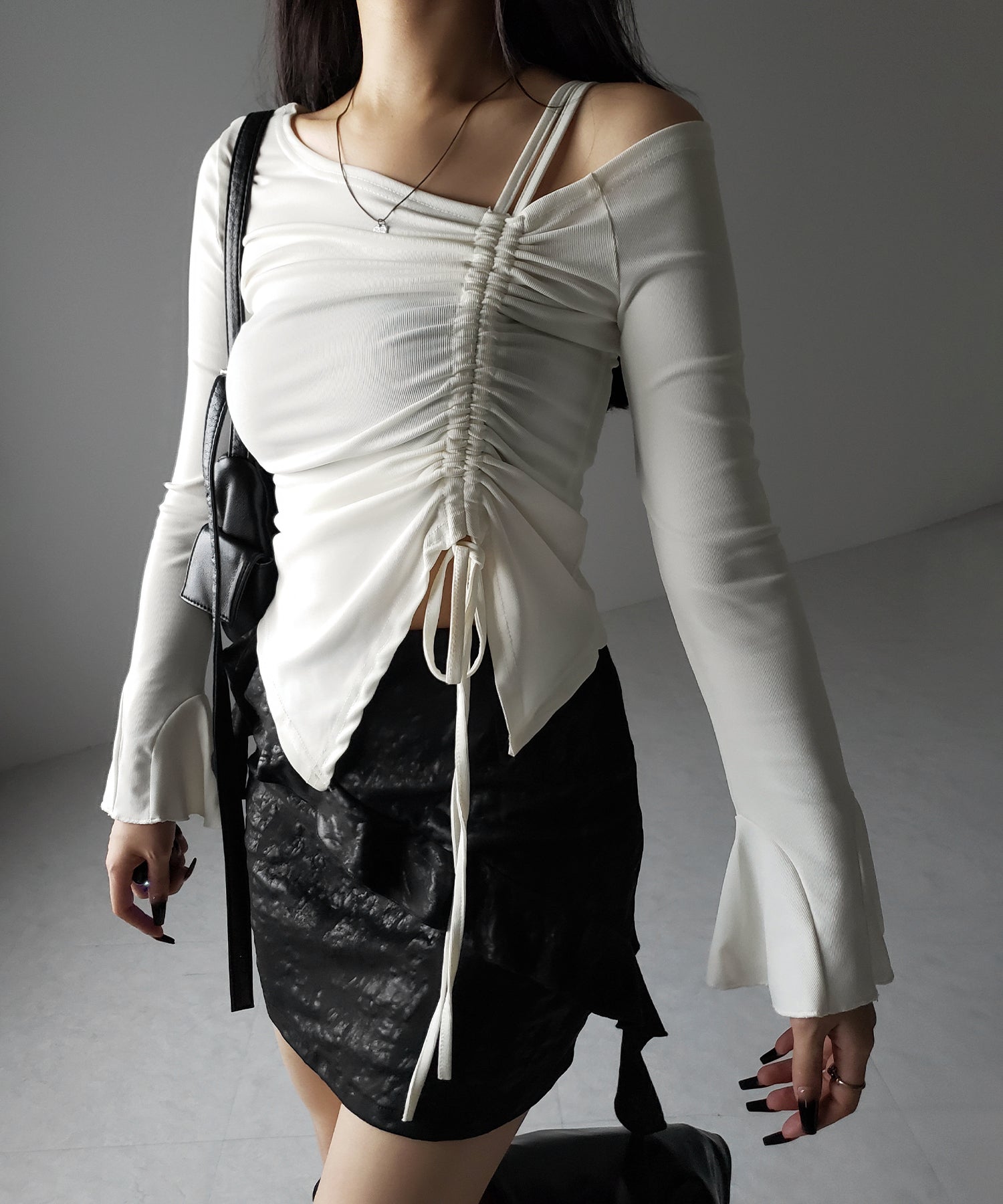 シャーリングリボンスリットワンショルダートップス / shirring ribbon slit one shoulder tops