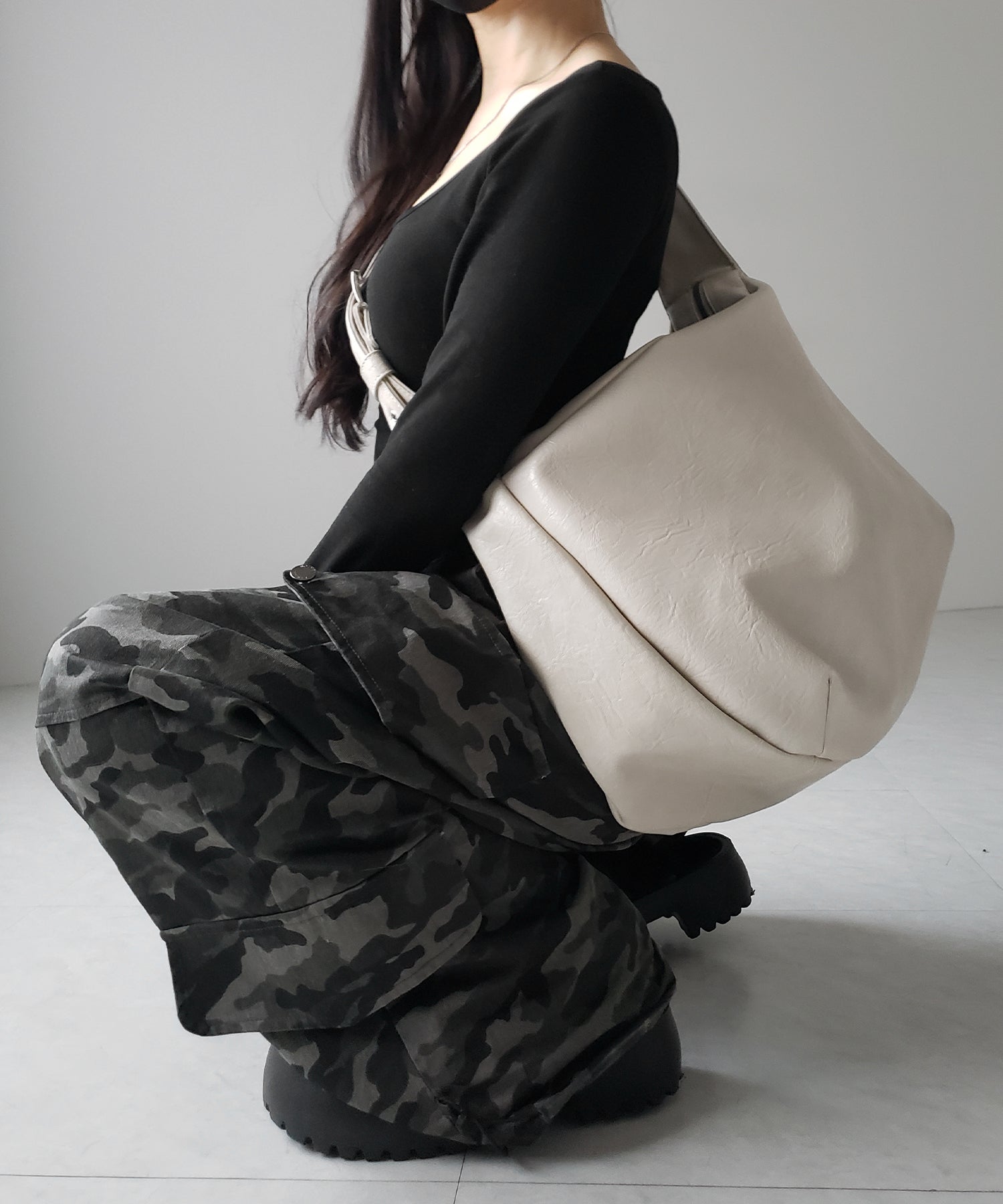 【 2WAY / A4収納可 】ハトメデザインベルテッドワンハンドルショルダーバッグ / Eyelet design belted onehandle shoulder bag