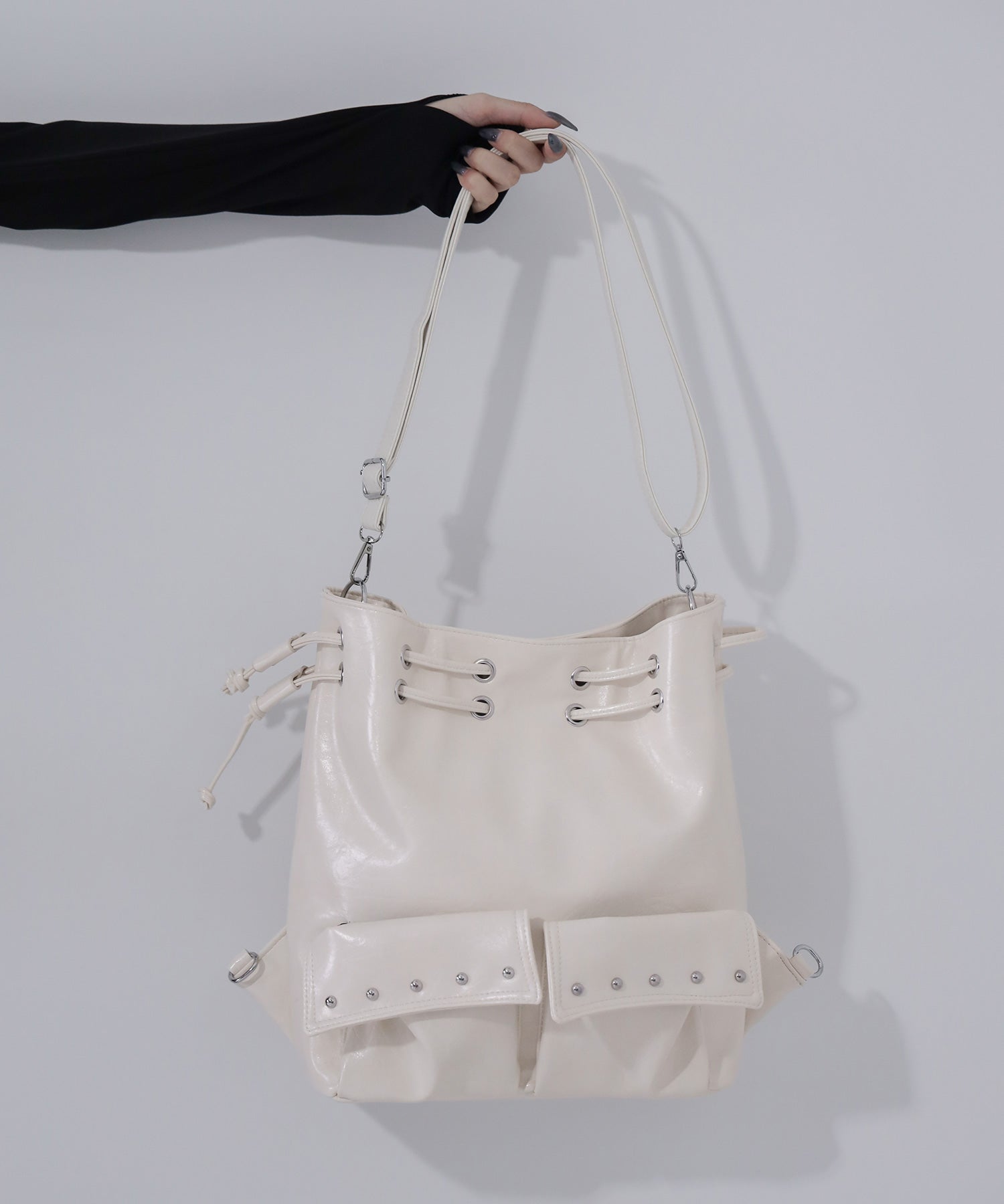 【 2WAY 】フェイクレザースタッズポケット巾着ショルダーバッグ / ( 2WAY ) fake leather studs pocket drawstring shoulder bag
