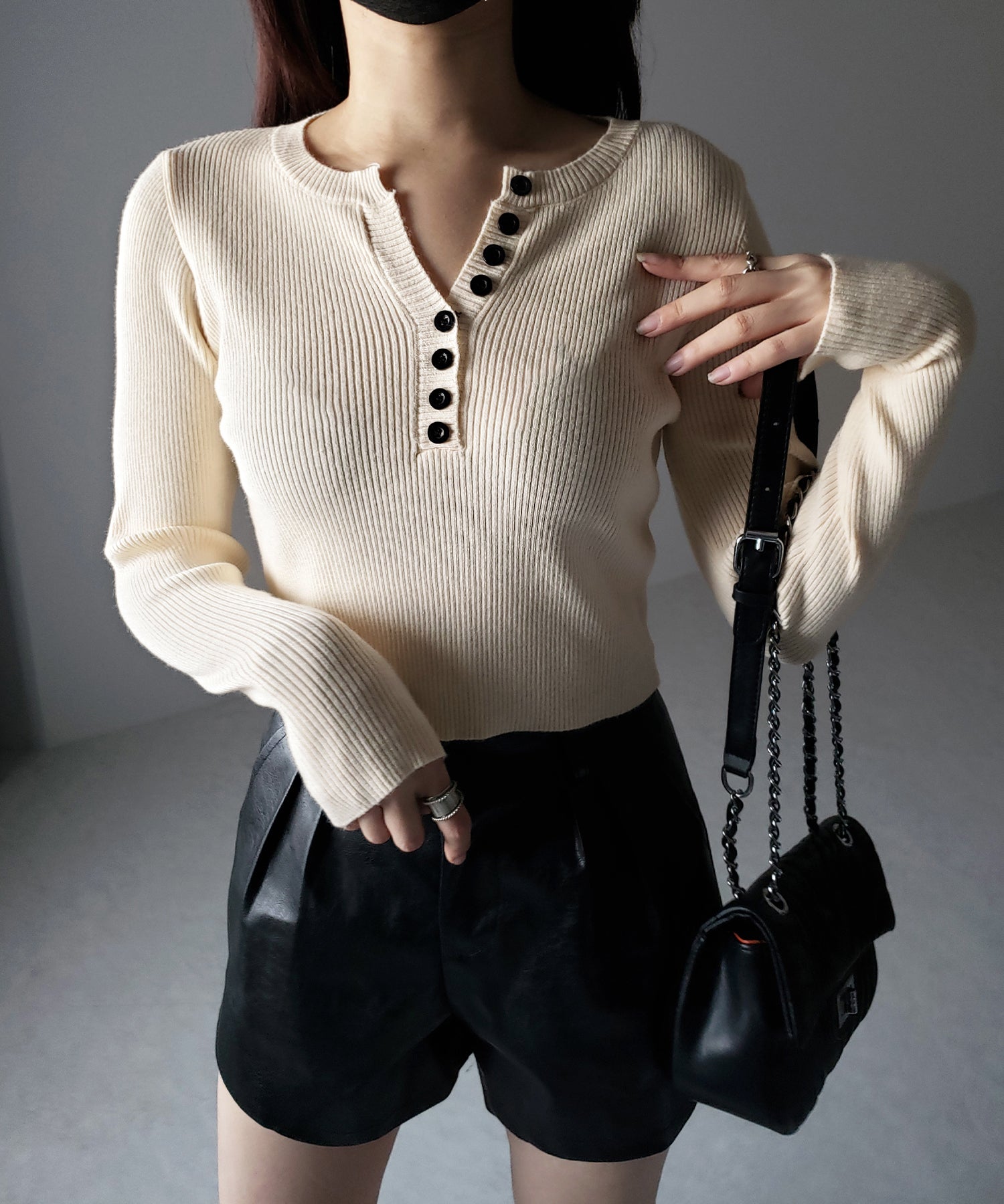 キーネックボタンデザインクロップドリブニット