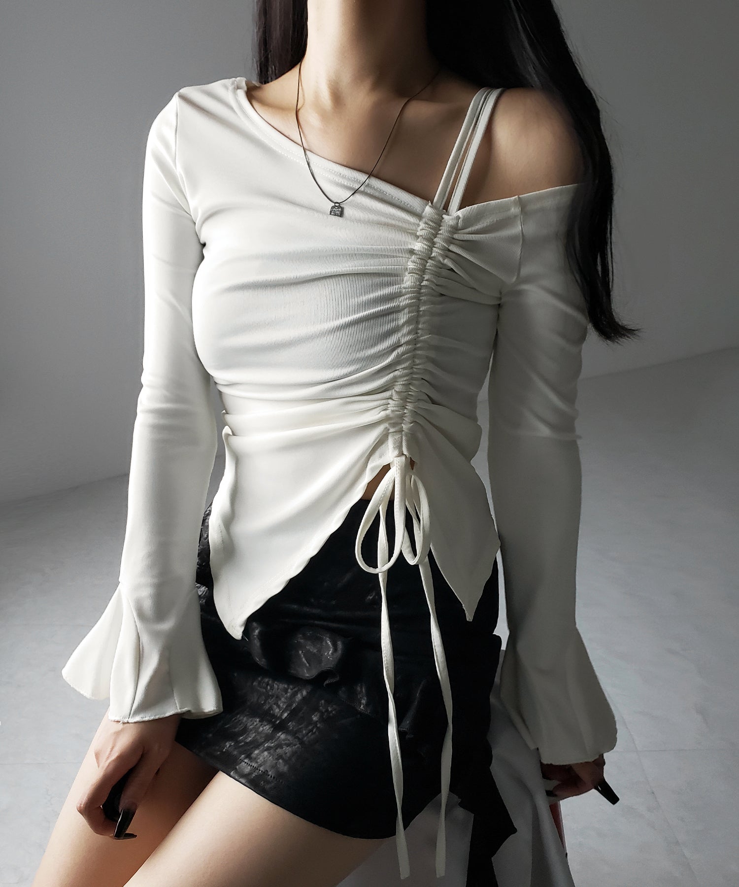 シャーリングリボンスリットワンショルダートップス / shirring ribbon slit one shoulder tops