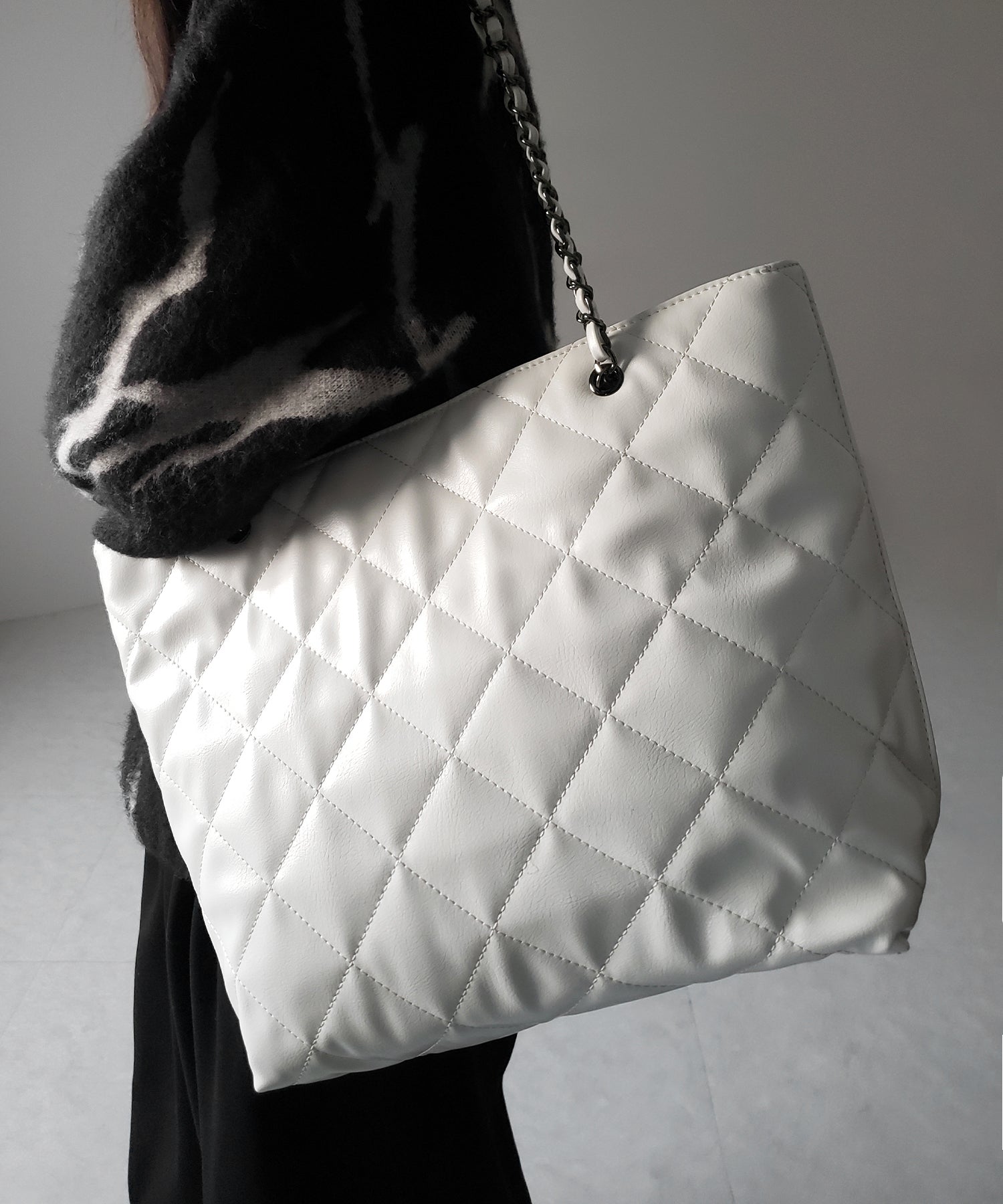 【 A4収納可 】キルティングチェーンスクエアトートショルダーバッグ / quilting chain square tote shoulder bag