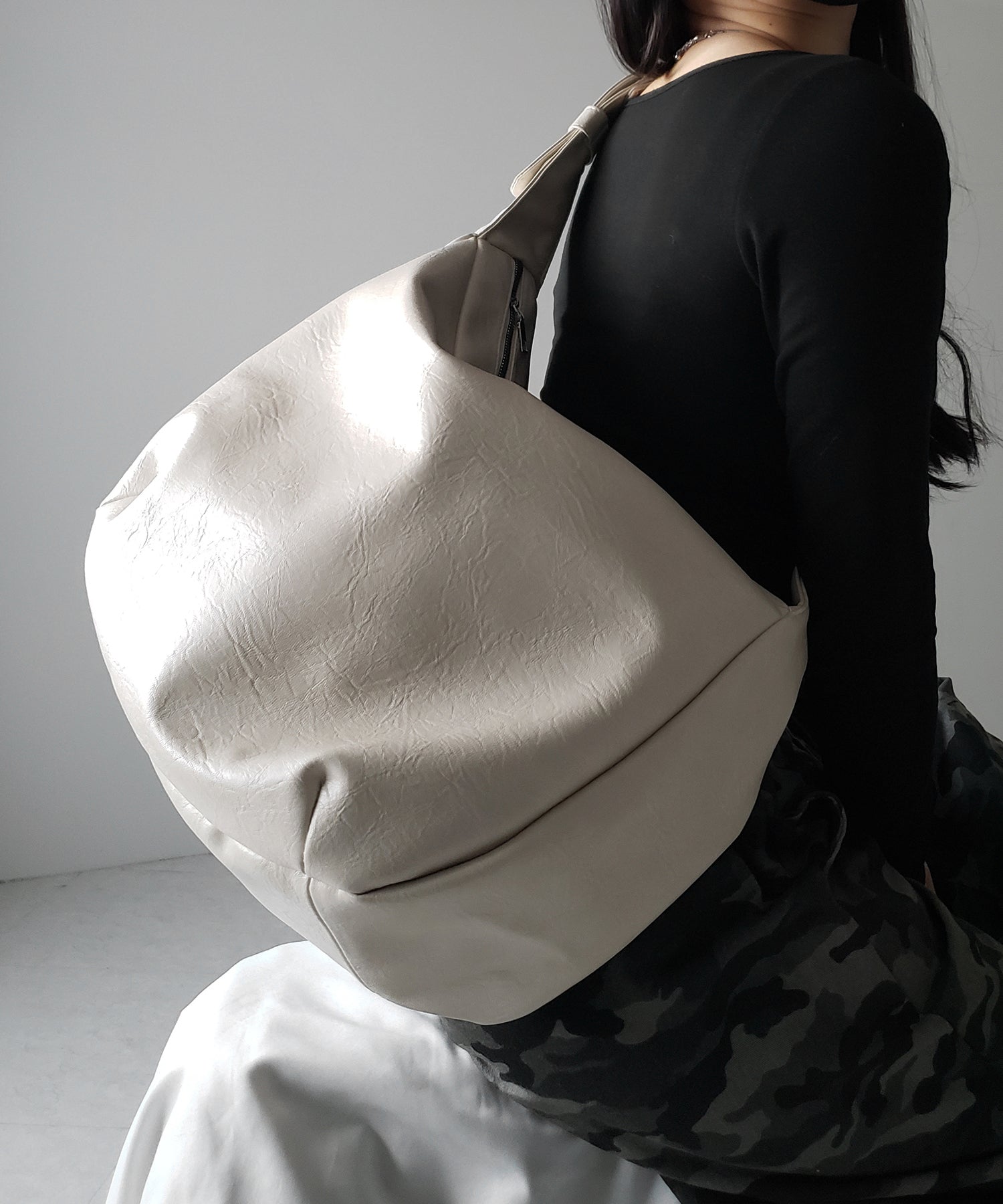 【 2WAY / A4収納可 】ハトメデザインベルテッドワンハンドルショルダーバッグ / Eyelet design belted onehandle shoulder bag