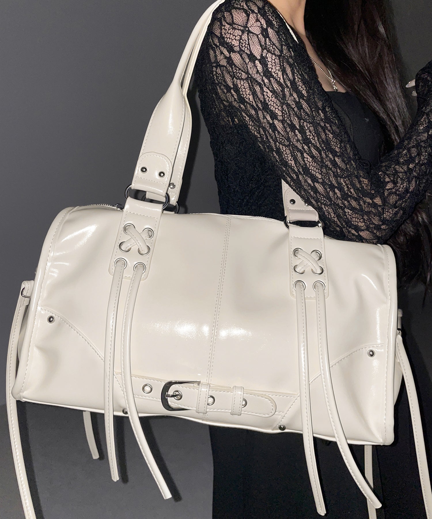 【 ショルダーストラップ付き2WAY 】レースアップベルテッドフリンジボストンショルダーバッグ/lace up belted fringe boston shoulder bag