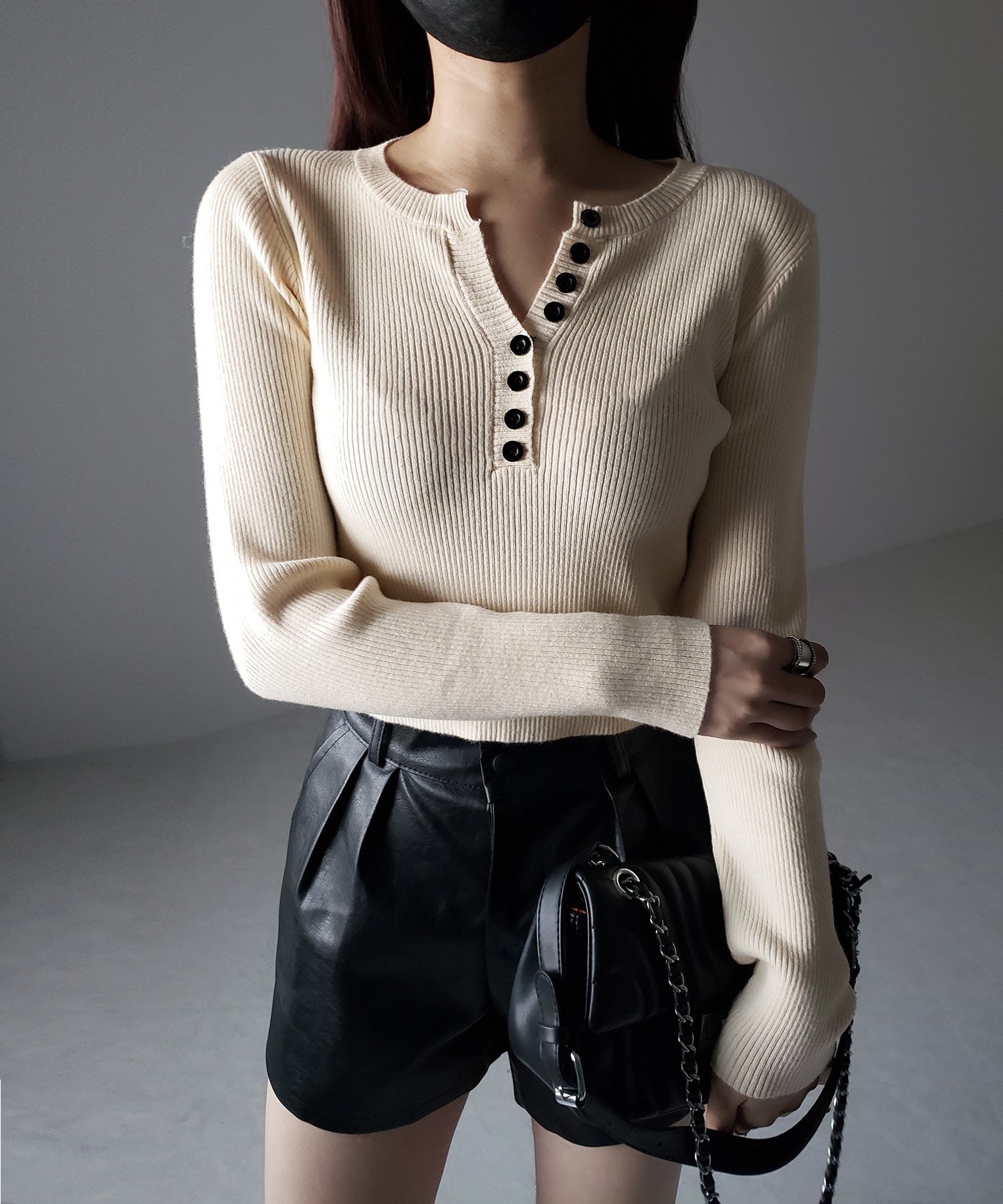 キーネックボタンデザインクロップドリブニット