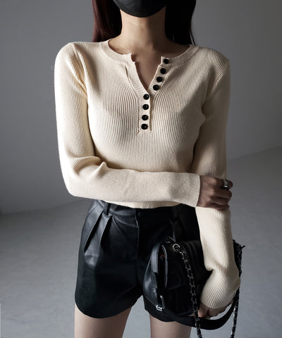 キーネックボタンデザインクロップドリブニット