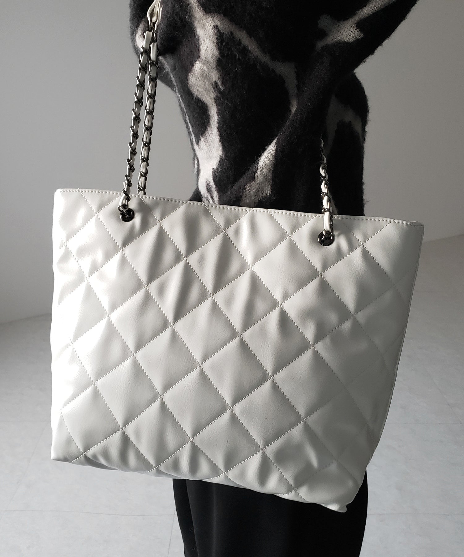 【 A4収納可 】キルティングチェーンスクエアトートショルダーバッグ / quilting chain square tote shoulder bag