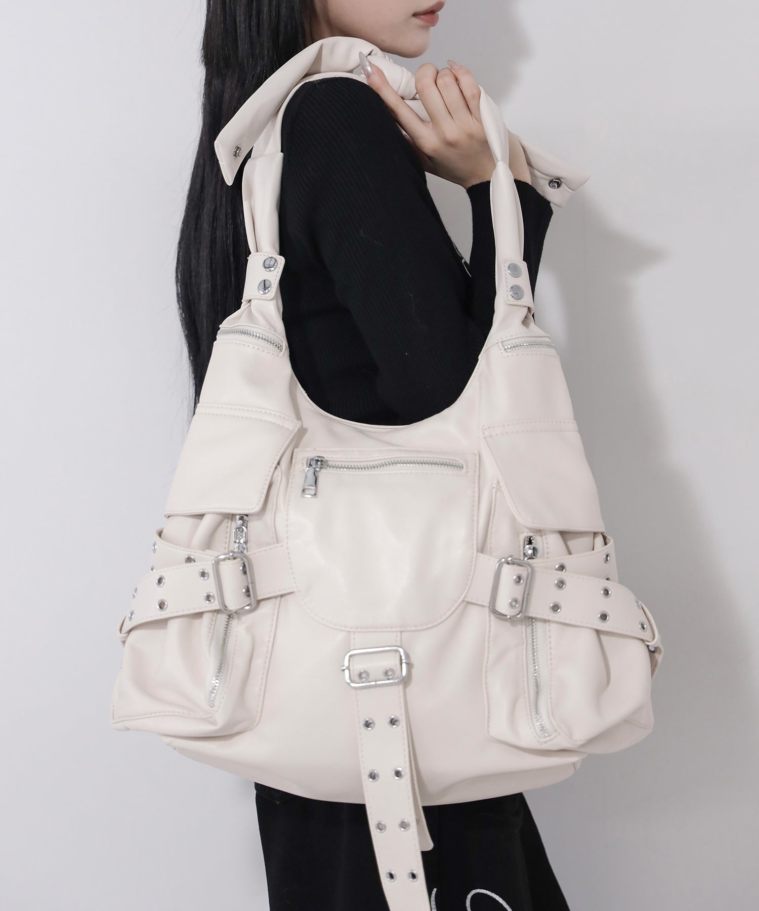 【 多ポケットで収納力抜群 】3連ベルテッド多ポケットフェイクレザーショルダーバッグ / Three belted multi pocket fake leather shoulder bag