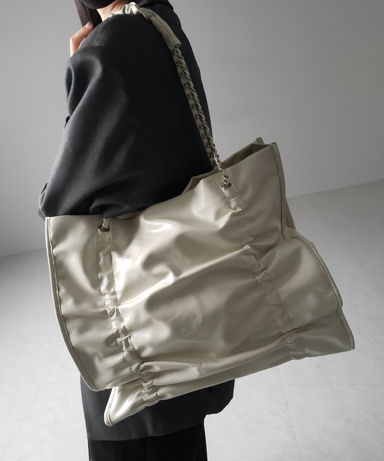 【 A4収納可 】ダブルシャーリングフェイクレザースクエアチェーンバッグ / double shirring fake leather square chain bag