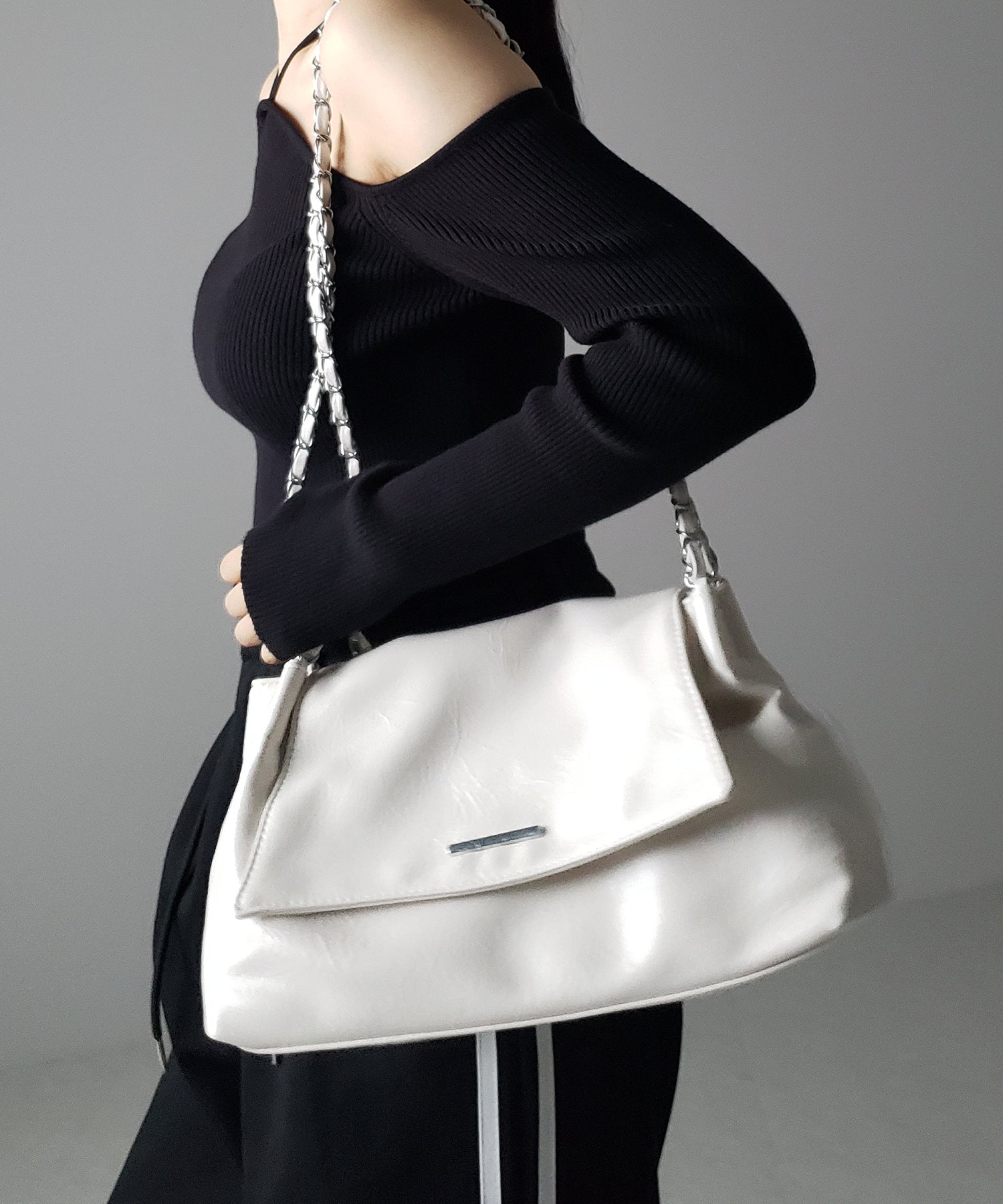チェーンフェイクレザーフラップショルダーバッグ / chain fake leather flap shoulder bag