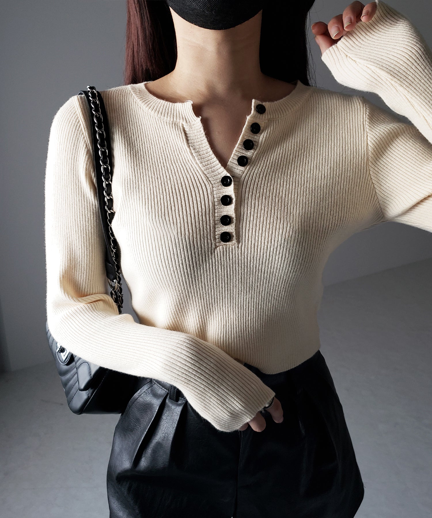 キーネックボタンデザインクロップドリブニット