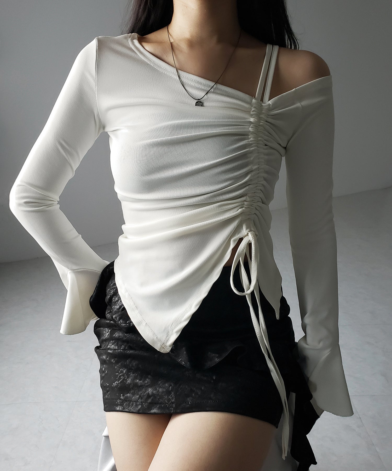 【 2color 】シャーリングリボンスリットワンショルダートップス / shirring ribbon slit one shoulder tops