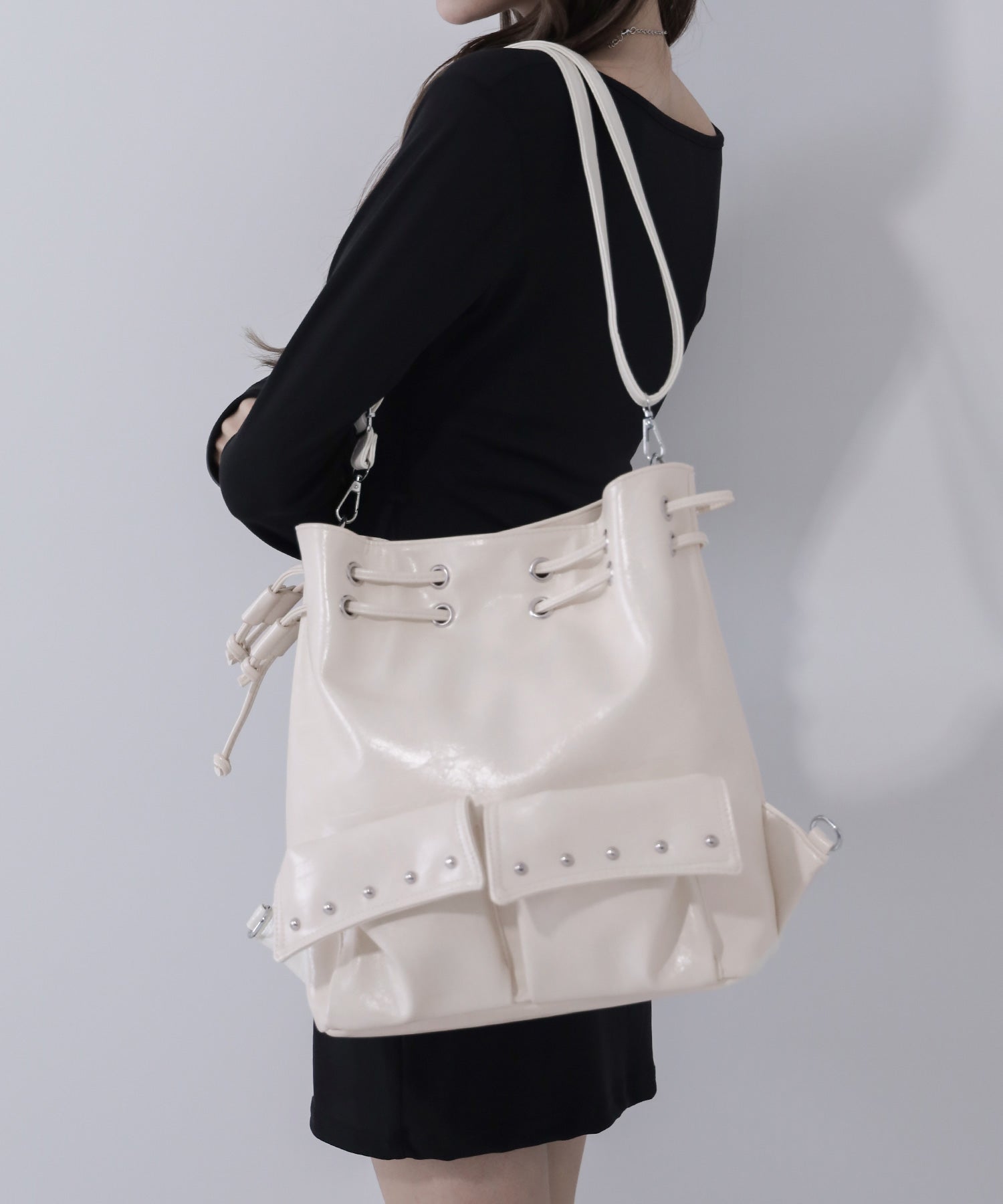 【 2WAY 】フェイクレザースタッズポケット巾着ショルダーバッグ / ( 2WAY ) fake leather studs pocket drawstring shoulder bag