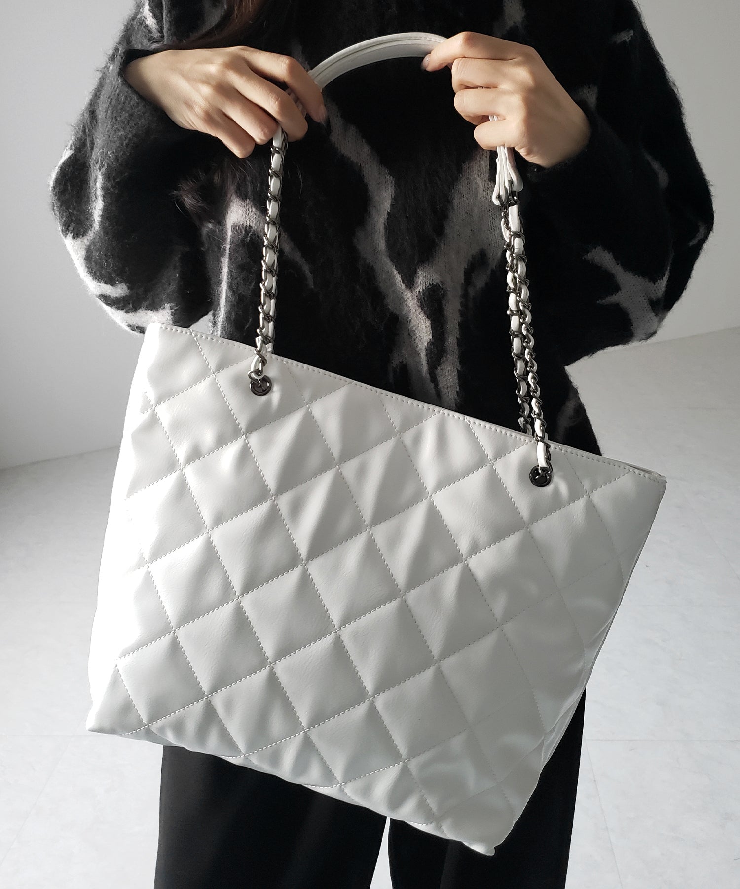 【 A4収納可 】キルティングチェーンスクエアトートショルダーバッグ / quilting chain square tote shoulder bag