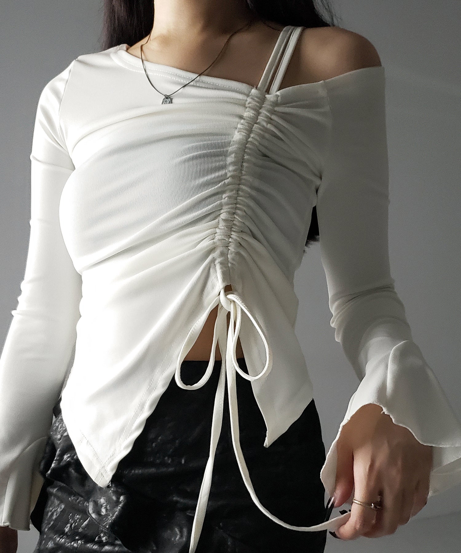 【 2color 】シャーリングリボンスリットワンショルダートップス / shirring ribbon slit one shoulder tops