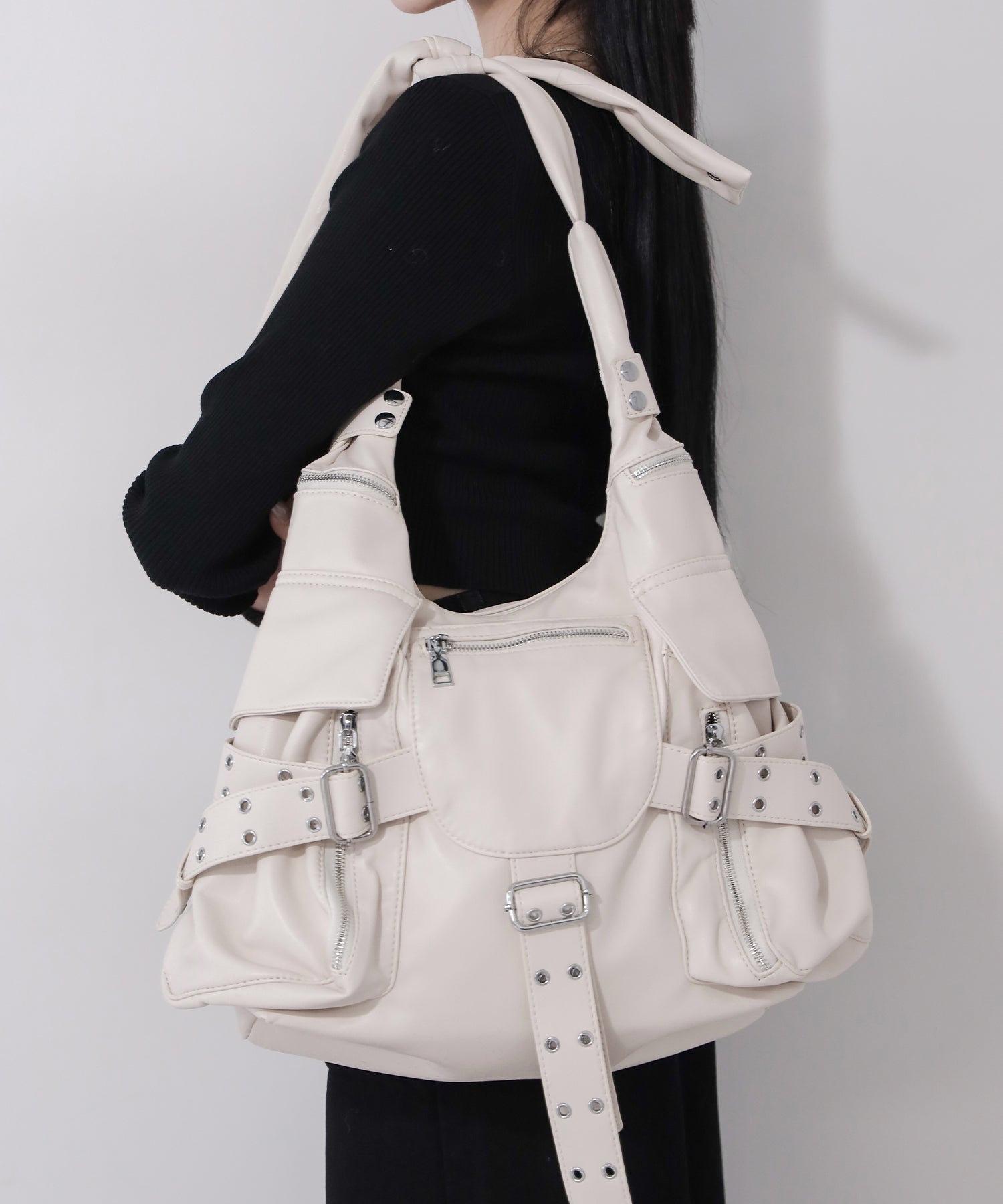 【 多ポケットで収納力抜群 】3連ベルテッド多ポケットフェイクレザーショルダーバッグ / Three belted multi pocket fake leather shoulder bag