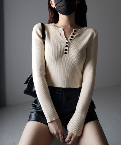 キーネックボタンデザインクロップドリブニット