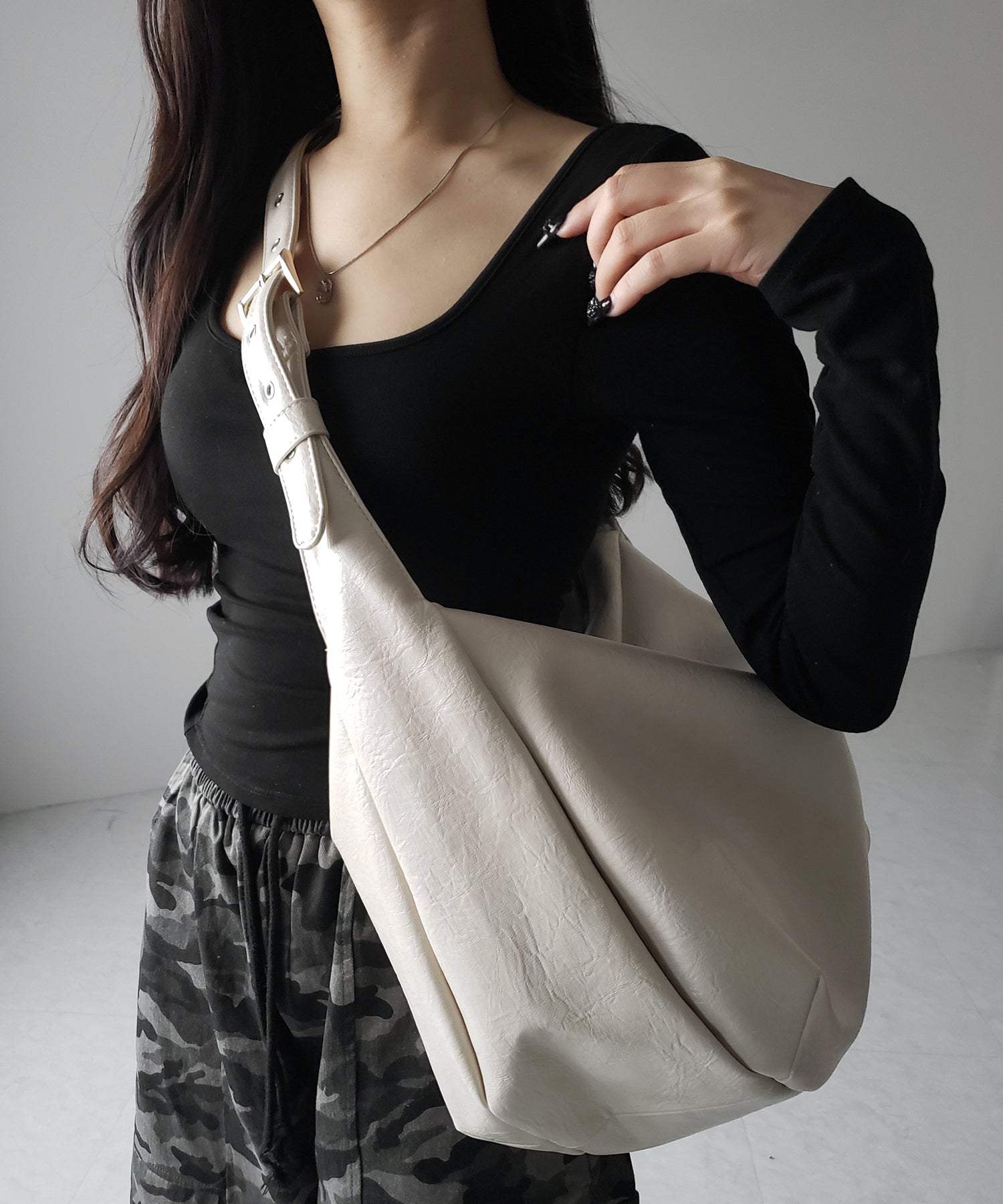 【 2WAY / A4収納可 】ハトメデザインベルテッドワンハンドルショルダーバッグ / Eyelet design belted onehandle shoulder bag
