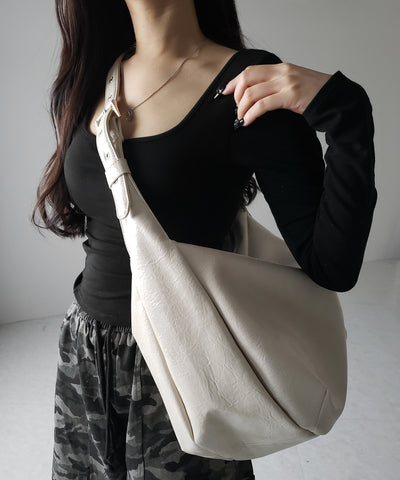 【 A4収納可 】ハトメデザインベルテッドワンハンドルショルダーバッグ / Eyelet design belted onehandle shoulder bag