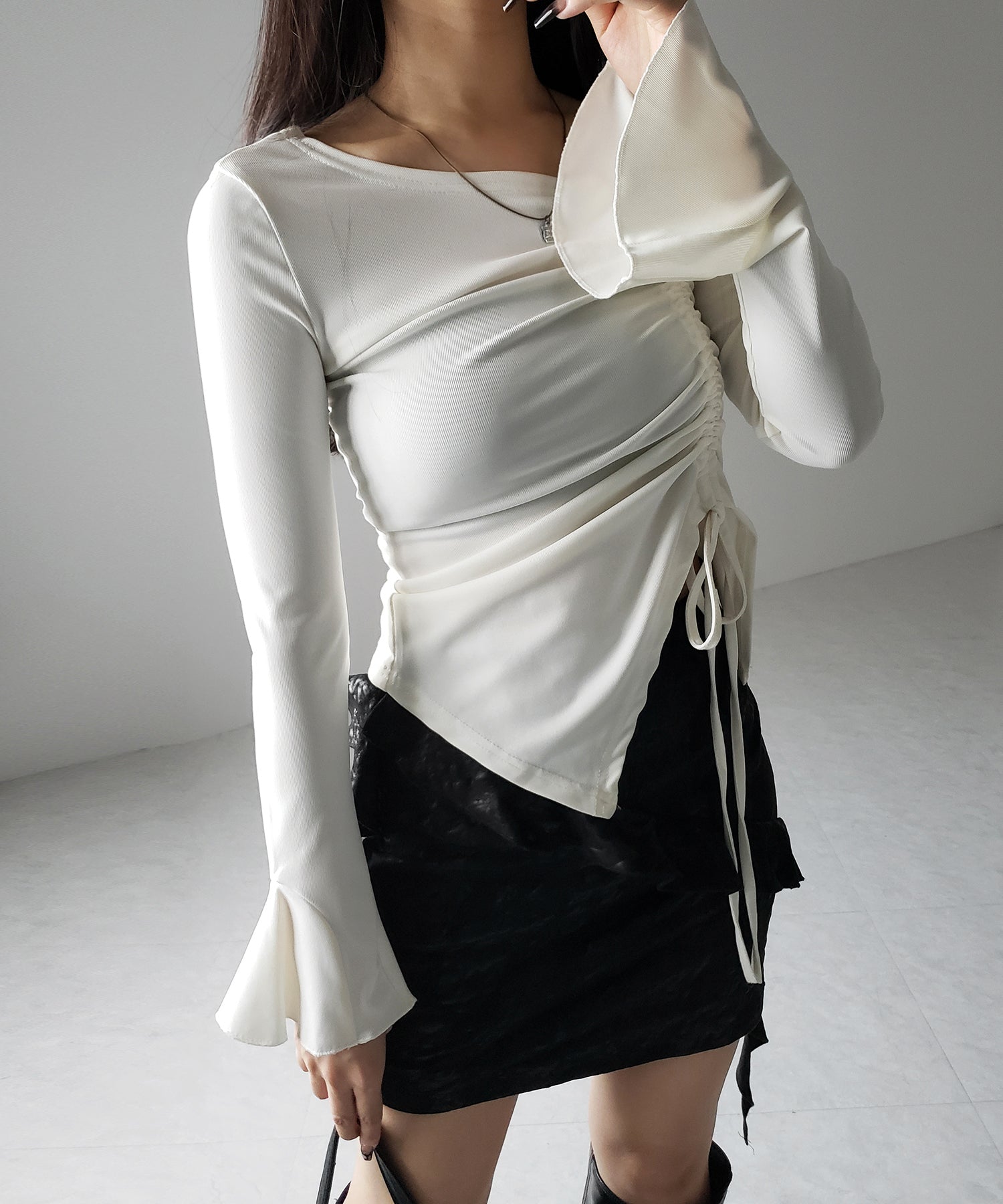 シャーリングリボンスリットワンショルダートップス / shirring ribbon slit one shoulder tops