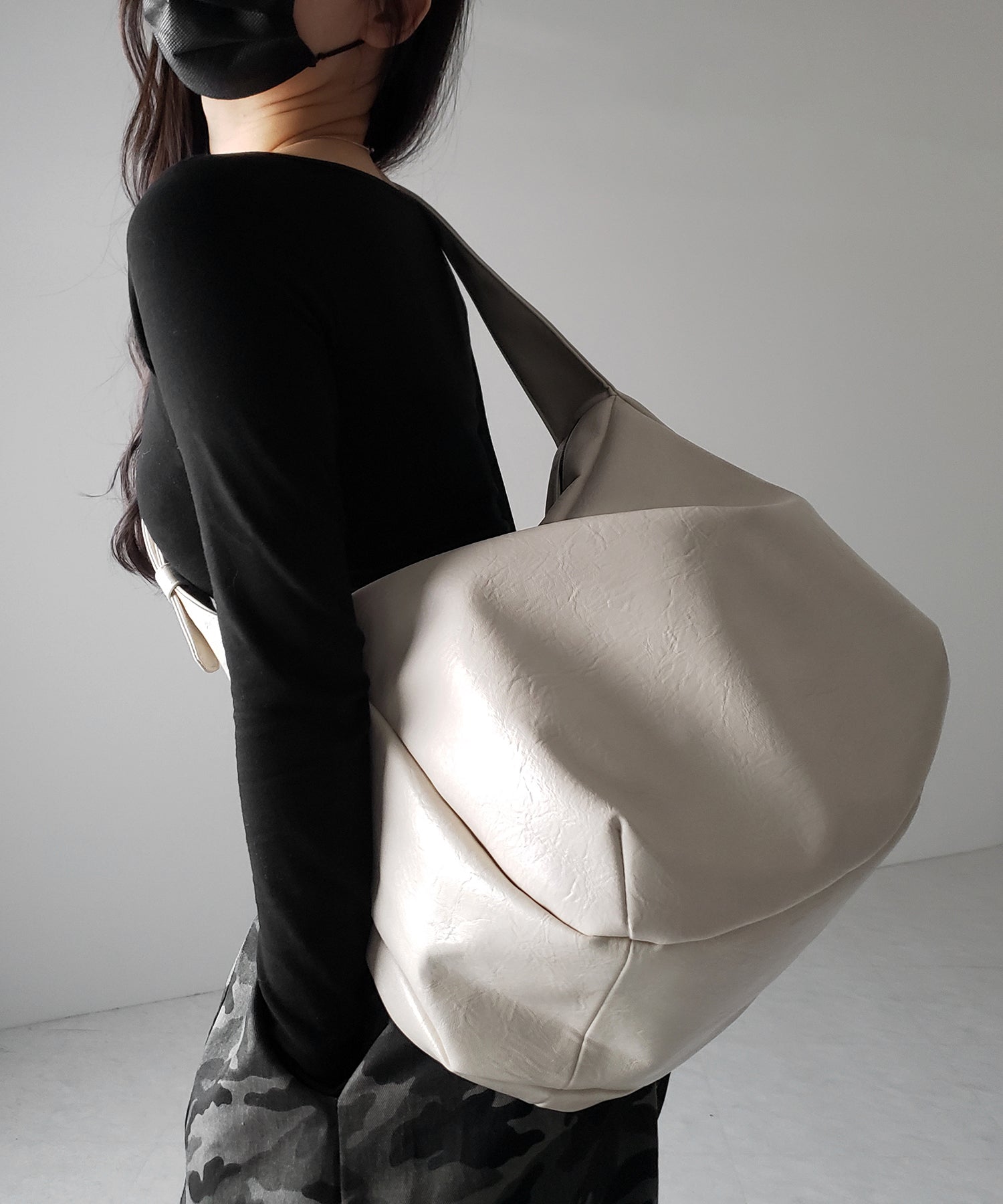 【 2WAY / A4収納可 】ハトメデザインベルテッドワンハンドルショルダーバッグ / Eyelet design belted onehandle shoulder bag