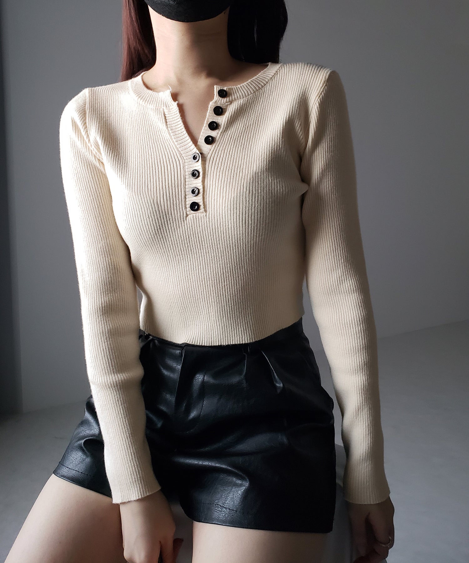 キーネックボタンデザインクロップドリブニット