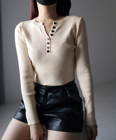 キーネックボタンデザインクロップドリブニット